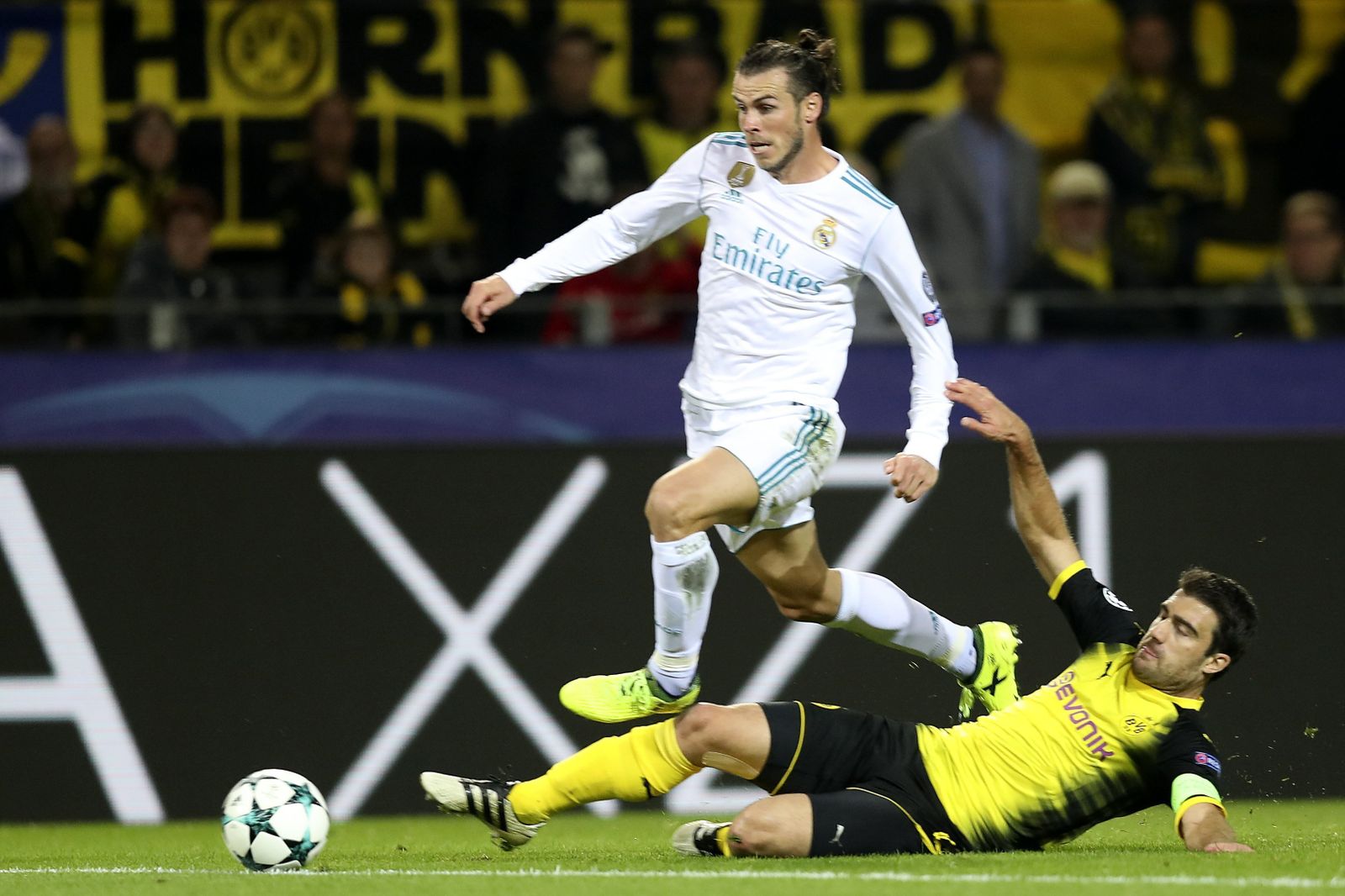 Bale intenta marcharse por velocidad de la entrada del central del Dortmund Sokratis.