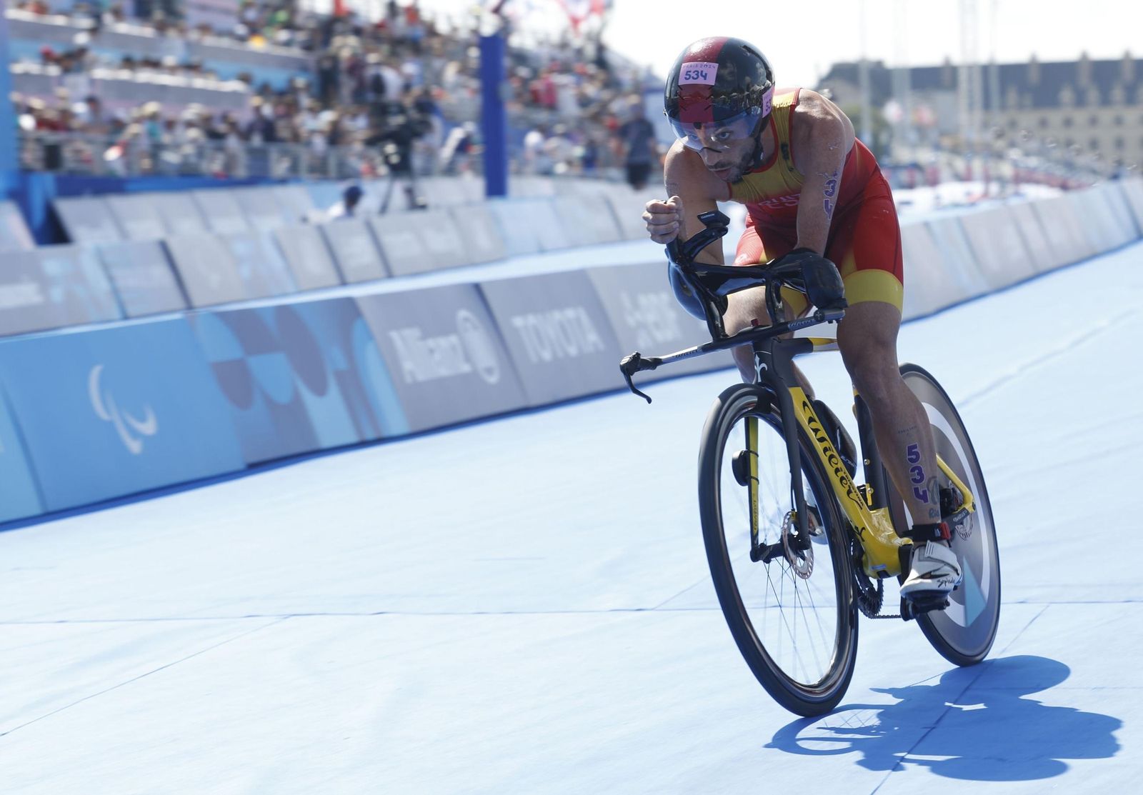 Jairo Ruiz durante el tramo en bicicleta en la competición de triatlón en los Juegos Paralímpicos de París.