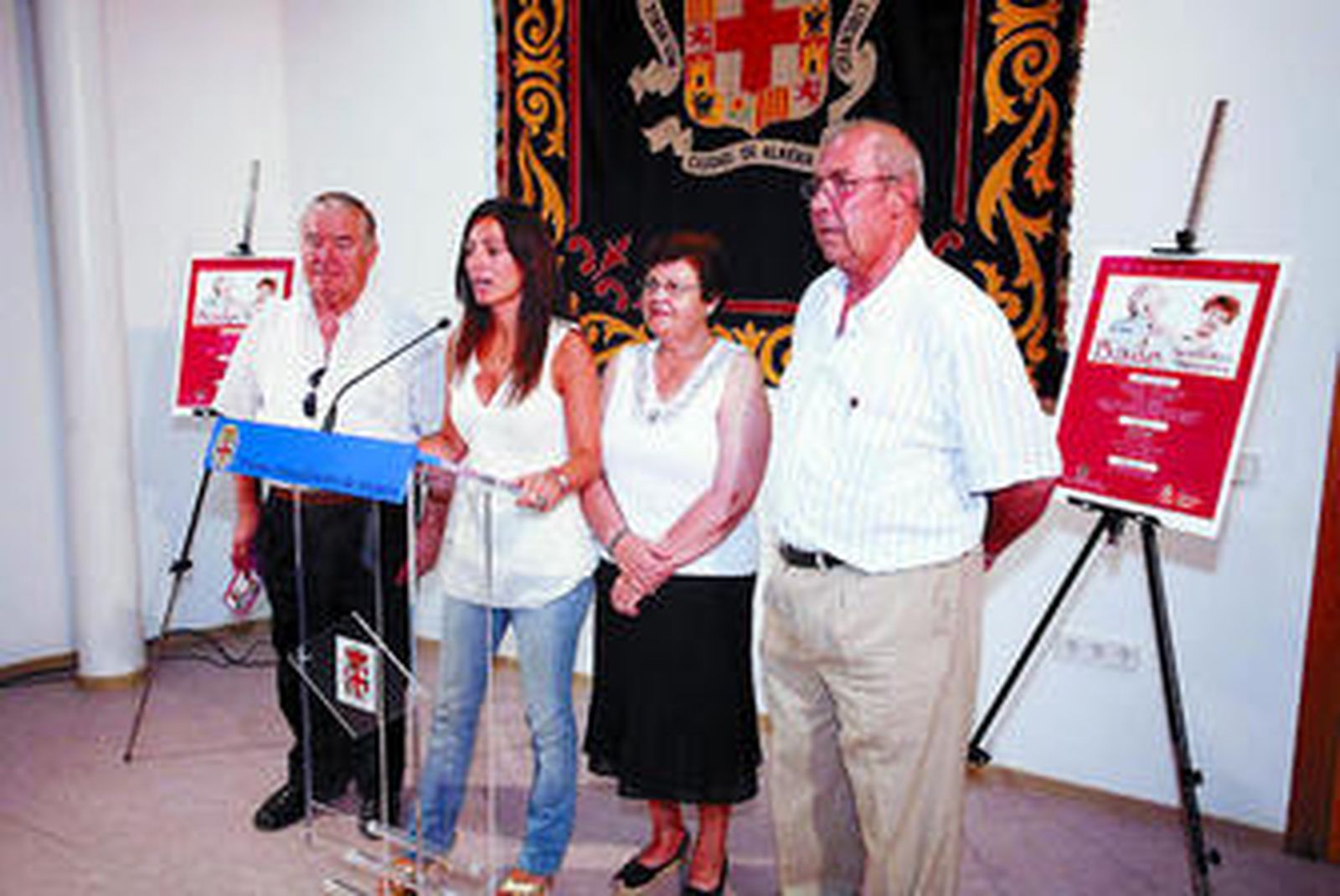 Rosario Soto presentó el programa junto a representantes de mayores.