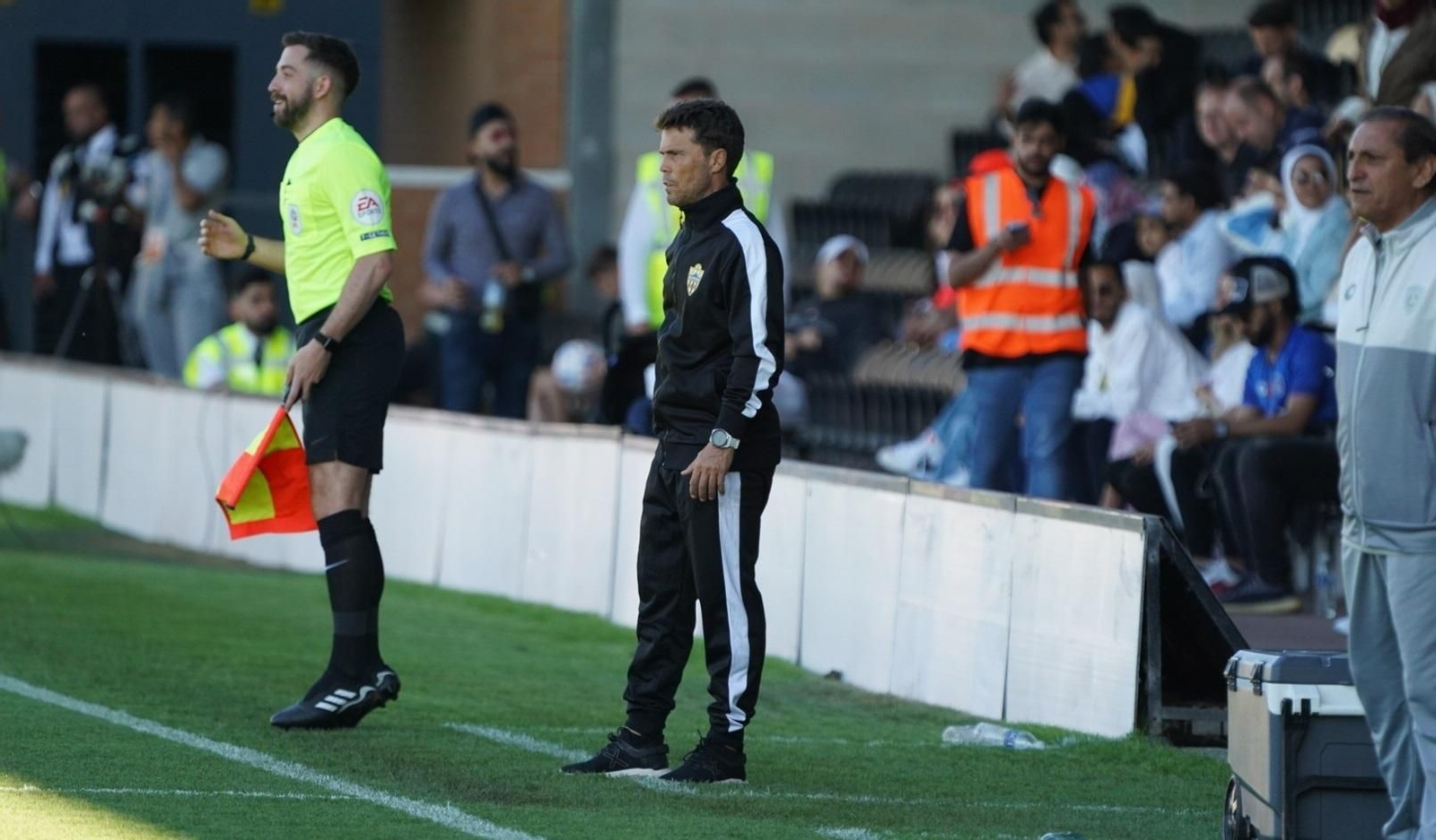 Rubi sigue las evoluciones de su equipo en el último amistoso