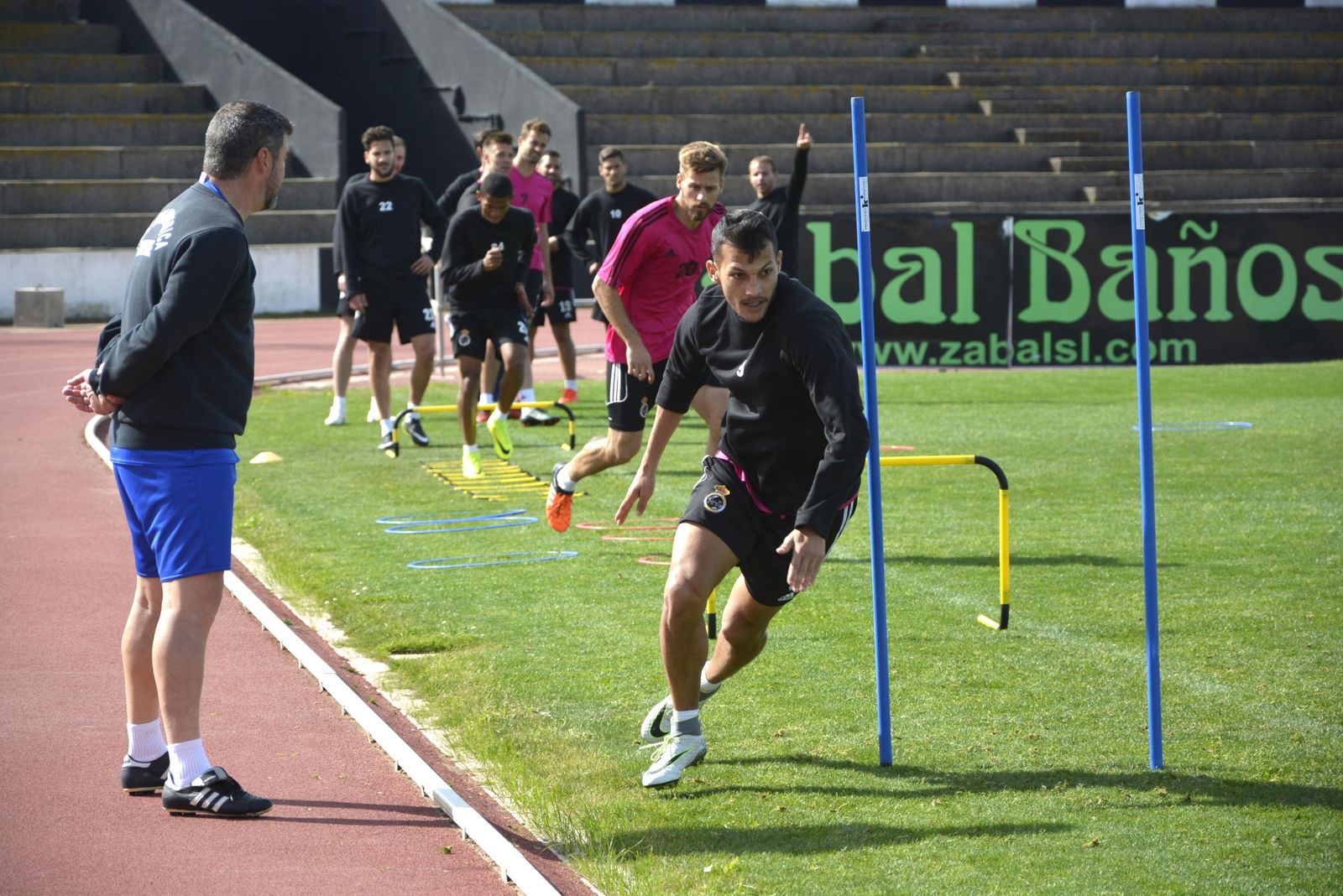 Stpichkov, en plena racha goleadora, sortea picas durante el entrenamiento matinal de ayer.