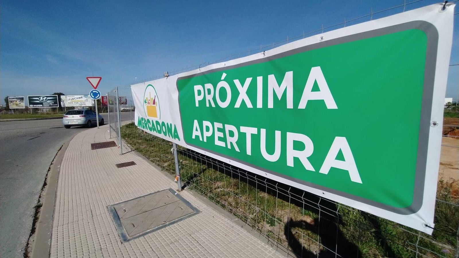 Un cartel anuncia la próxima apertura del supermercado.