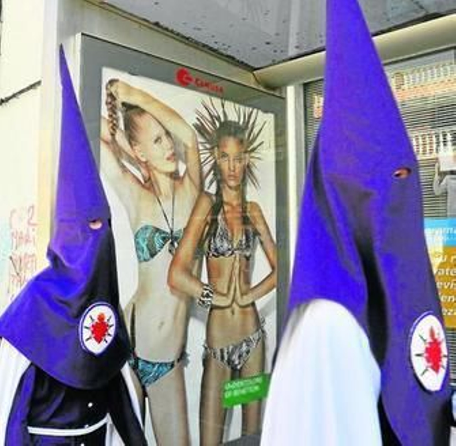 Dos nazarenos de la Hermandad de Torreblanca, ayer, durante la estación de penitencia.