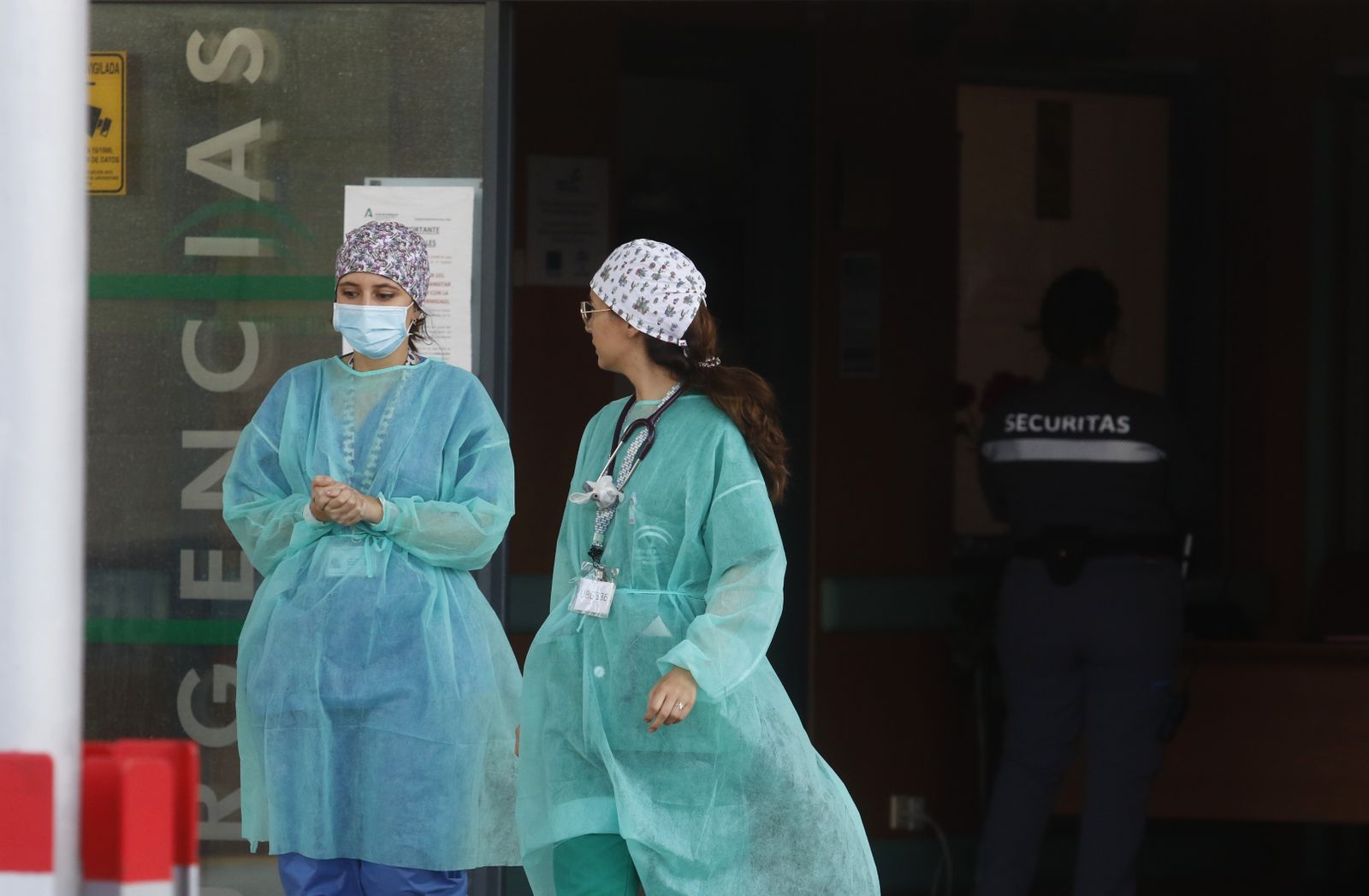 Dos profesionales sanitarias en el Reina Sofía.