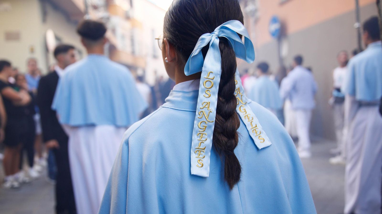 Vea la salida de la Hermandad de Los Ángeles de la Catedral de Almería