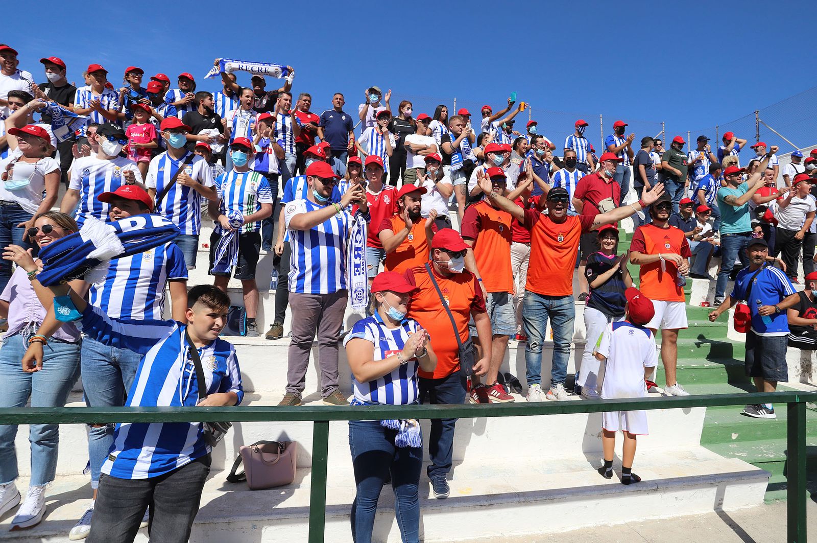 Imágenes de la afición más fiel del Recre en su visita al campo del Antoniano