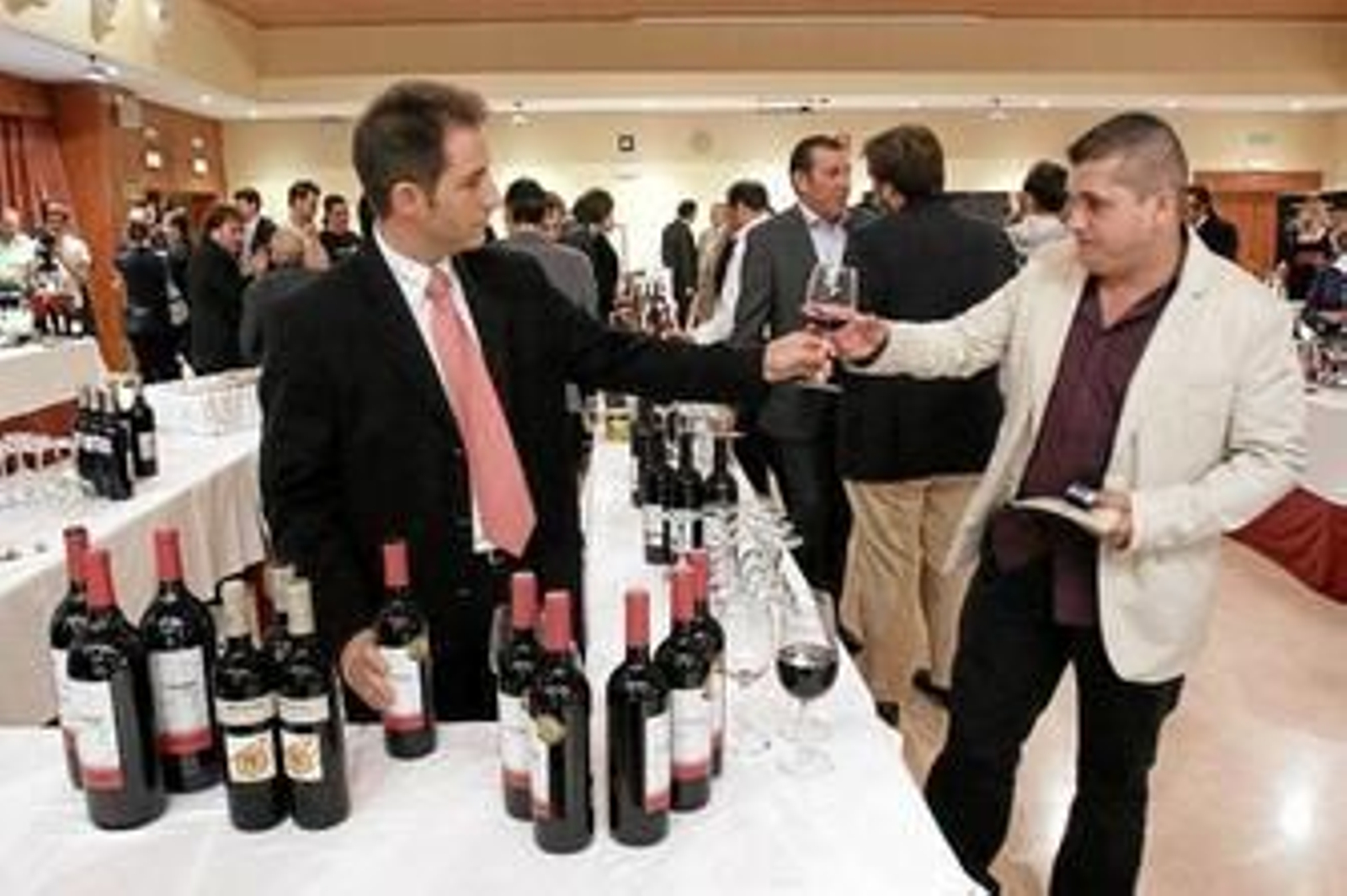 Uno de los asistentes se dispone a catar uno de los tintos.