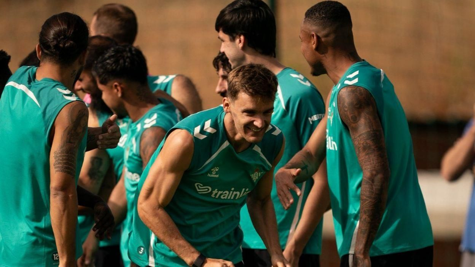 Diego Llorente tras pasar por el pasillo habitual en su vuelta y detrás de él Natan.
