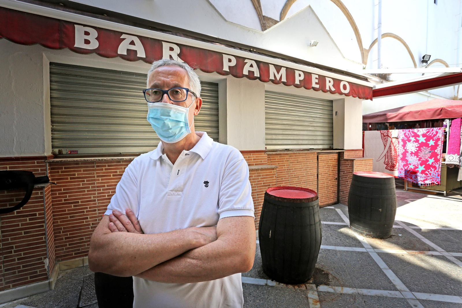 Antonio López, propietario del Bar Pampero, frente a su negocio.
