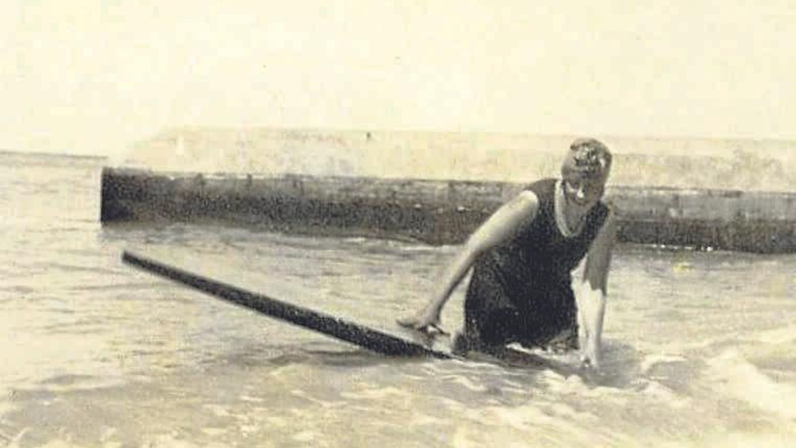 Haciendo surf durante uno de sus muchos viajes alrededor del mundo.