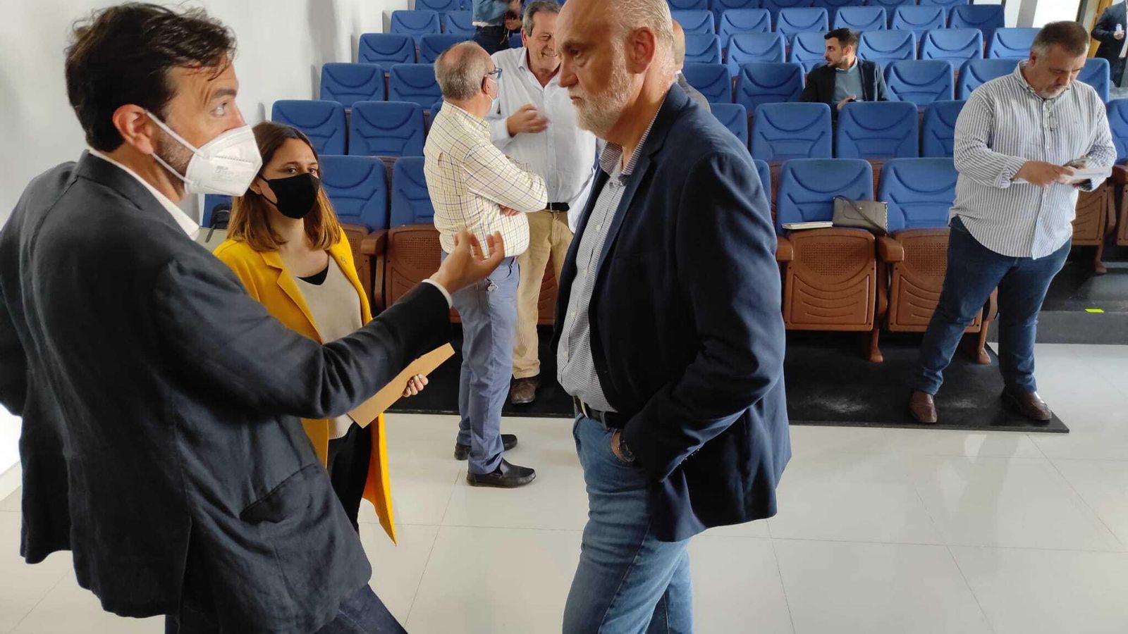 Francisco Ruiz dialoga con Javier Vidal en la reunión.