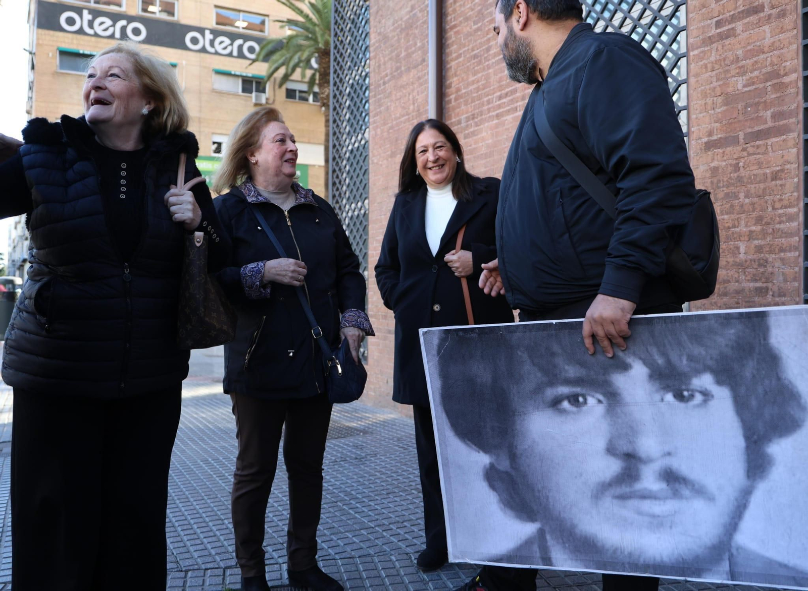 Las hermanas de García Caparrós, junto a una foto de su hermano, en diciembre de 2024.