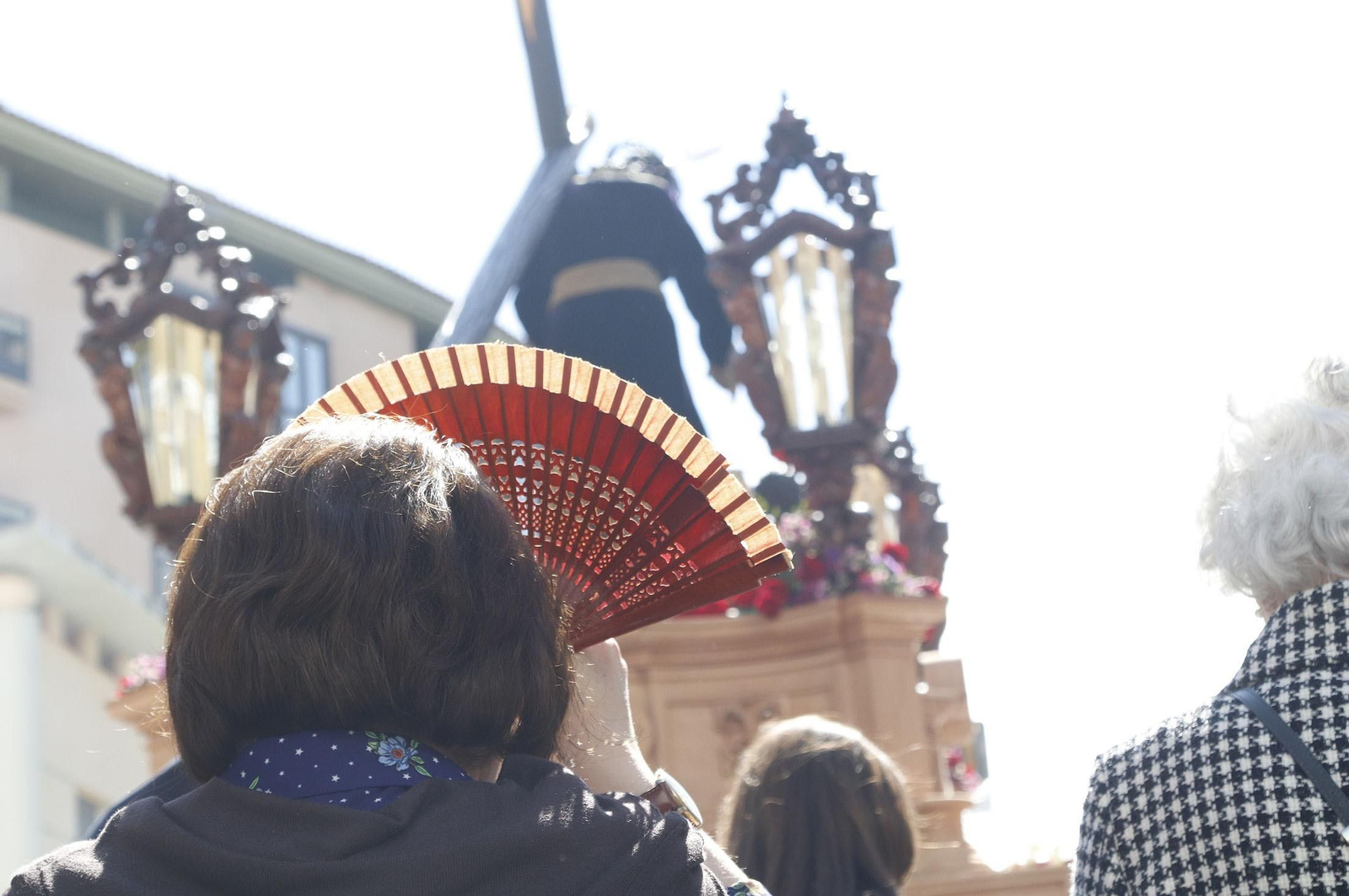 Imágenes del recorrido de la Hermandad de la Redención por las calles de Huelva