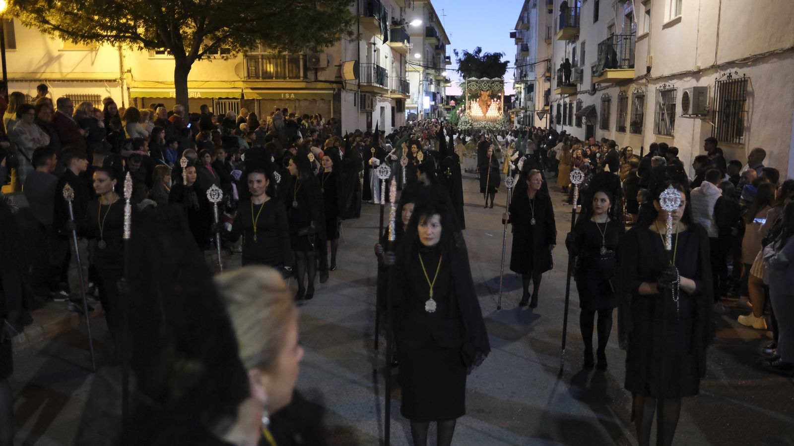 Trono de la Virgen de la Esperanza precedido por el grupo de mantillas.