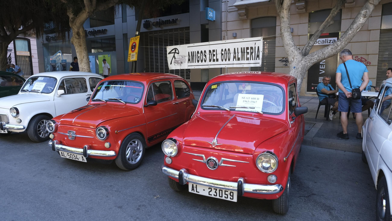 La exposición de Seat 600 y Mini Cooper en la Feria de Almería, en imágenes