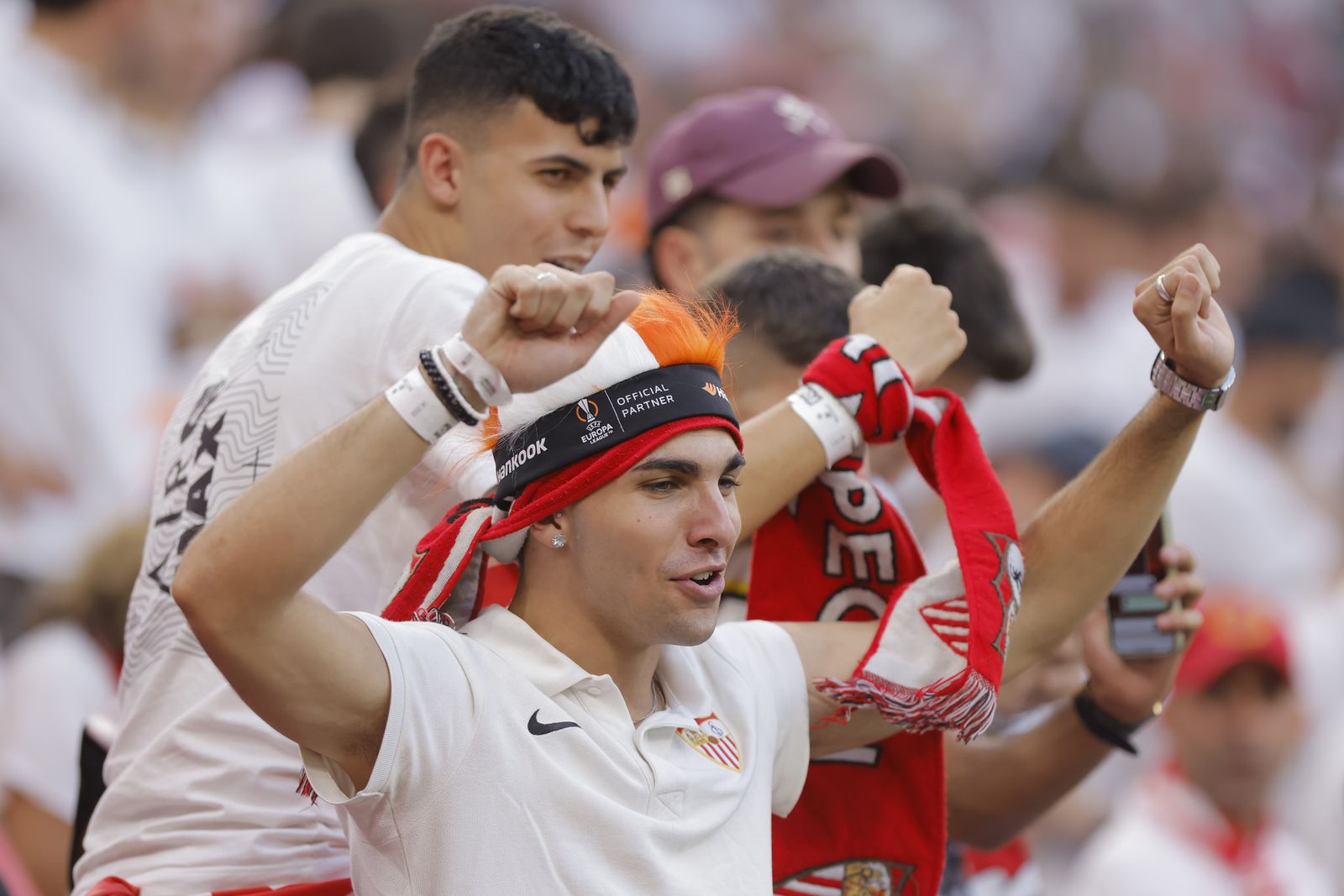 Búscate en las fotos del Sevilla-Roma