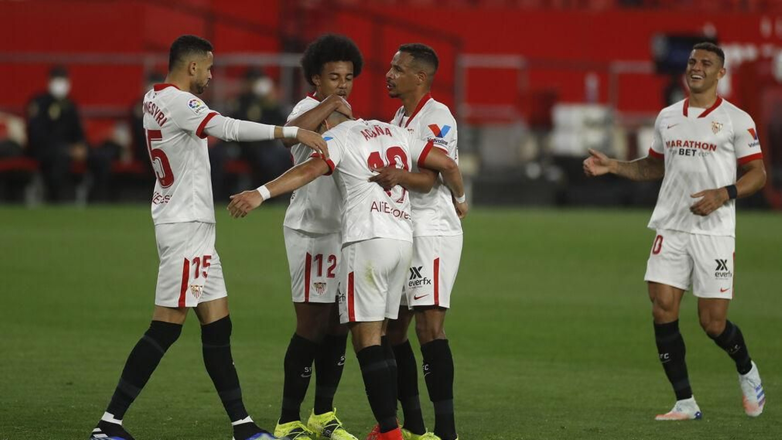 En-Nesyri, Koundé, Fernando y Diego Carlos felicitan a Acuña por su gol.