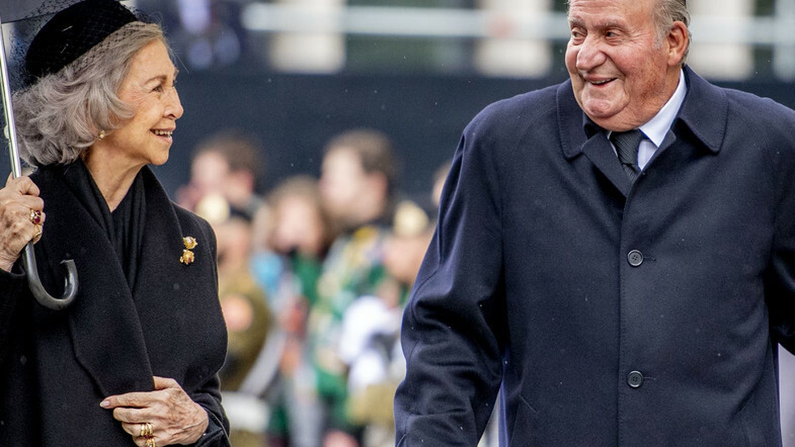 Los Reyes Eméritos, sonrientes a su llegada a la catedral de Nötre-Dame de Luxemburgo.