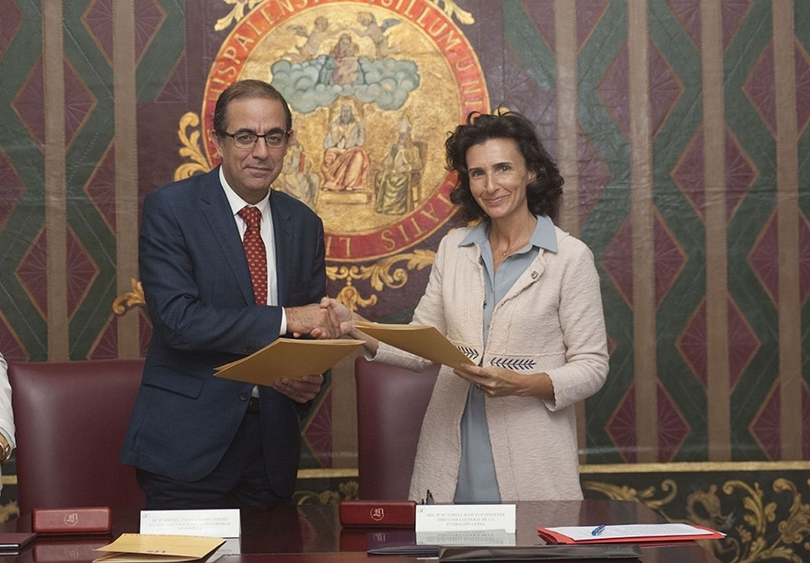 Miguel Ángel Castro Arroyo, Rector de la Universidad de Sevilla y Mª Teresa Mañueco Pfeifferz, Directora General de la Fundación Cepsa.