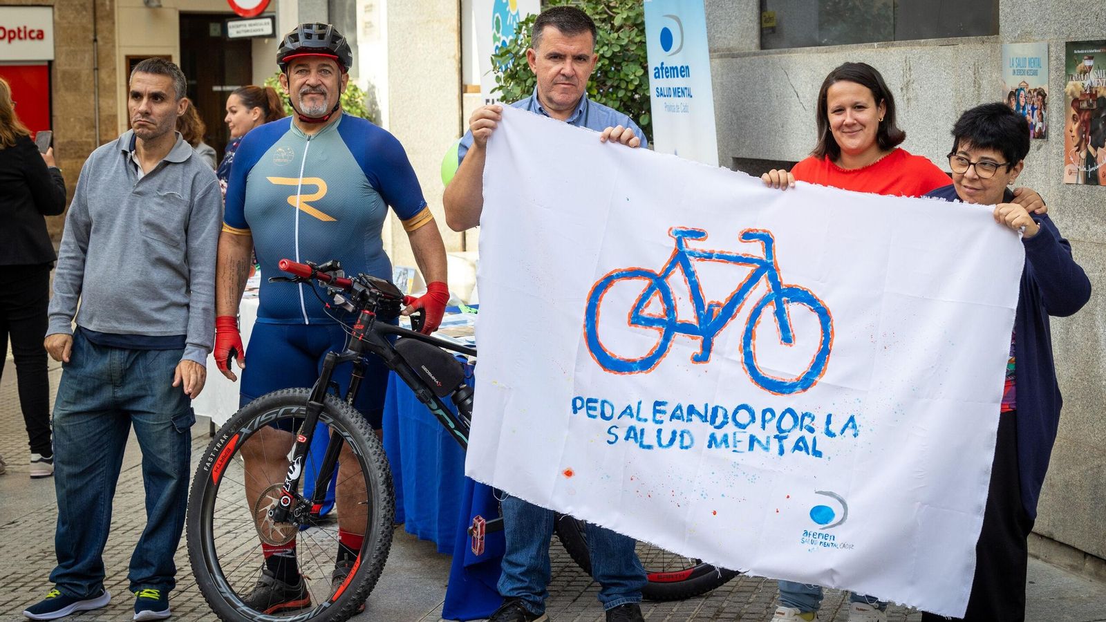 El ciclista Sergio Cámara posa en el Palillero con miembros de iniciar su reto de tres etapas.