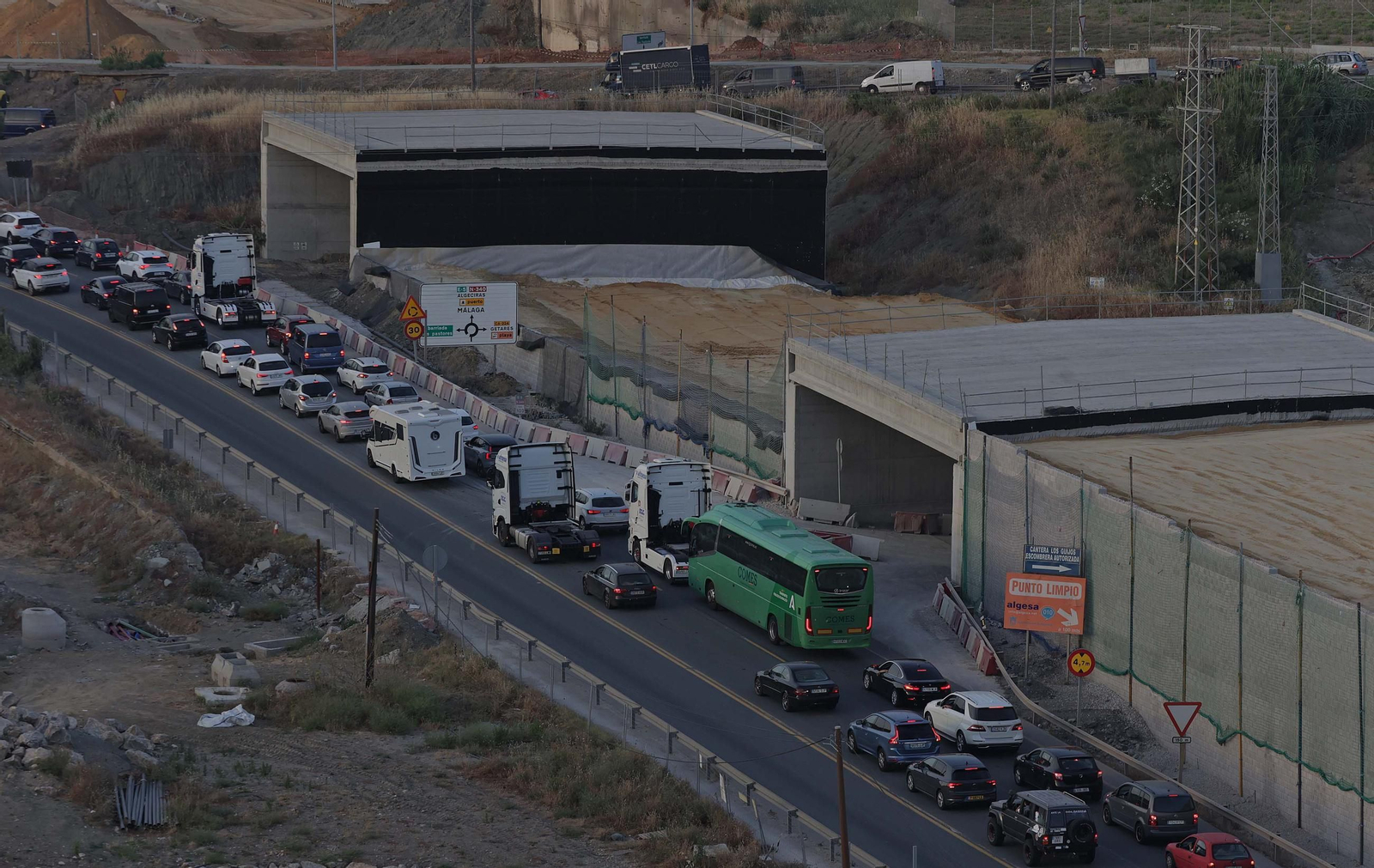 Fotos del colapso de tráfico en la N-340 por las obras del Acceso Sur de Algeciras