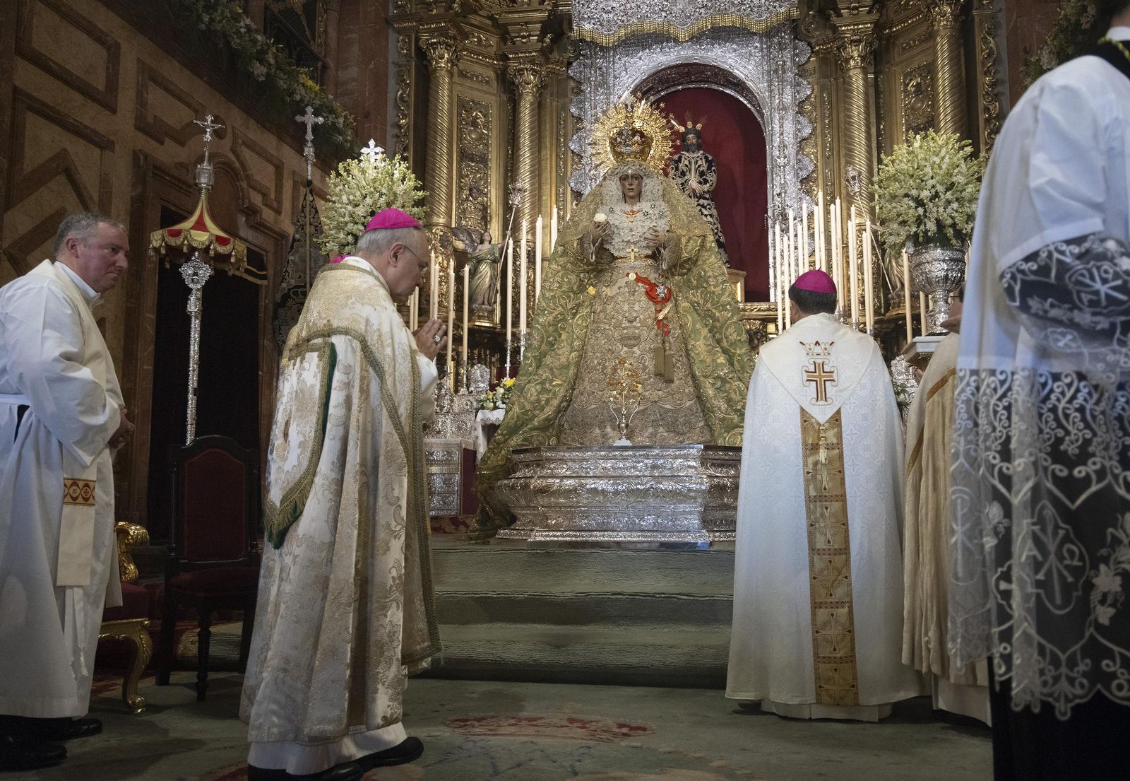 La entrega de la Rosa de Oro a la Virgen de la Macarena, todas las fotos