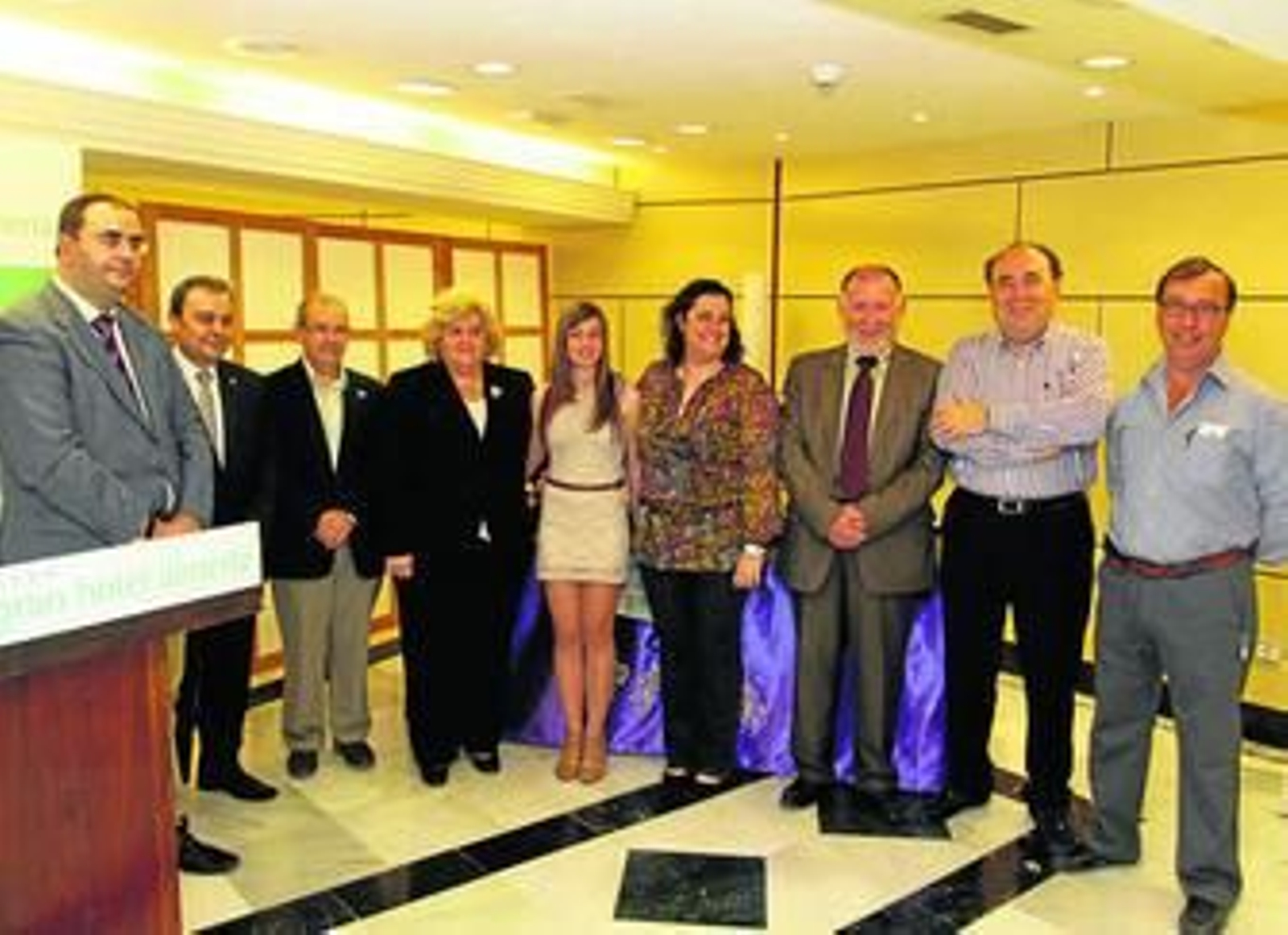 Los miembros del jurado del concurso literario posan con los premiados de la tercera edición.