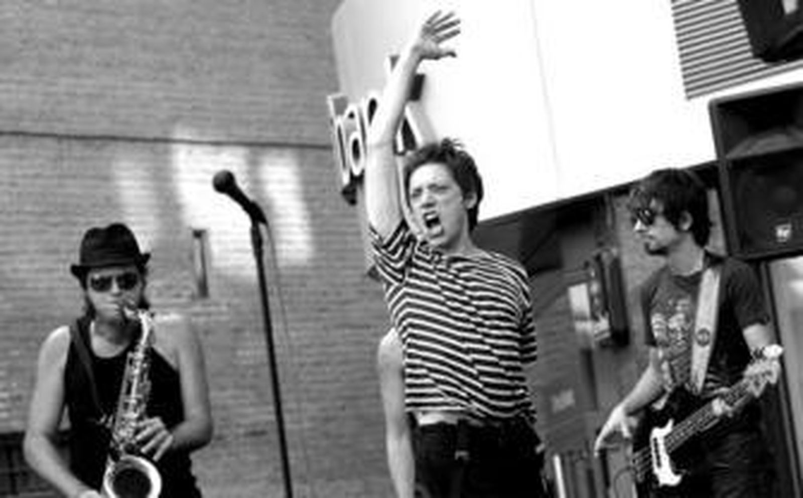 La Free Soul Band ofreció ayer un repertorio de las mejores canciones de soul de los últimos cincuenta años en la Plaza de las Flores.