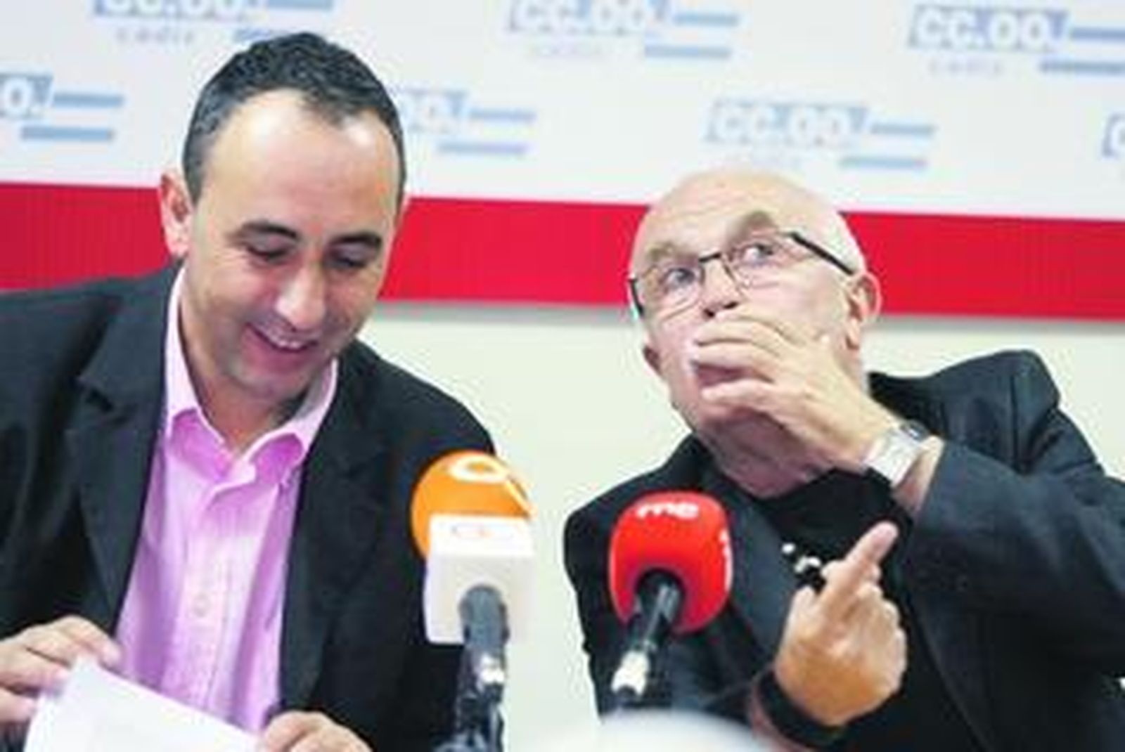 José Blanco (izq.) y Manuel Gómez, responsables en materia educativa de CCOO, ayer en rueda de prensa.