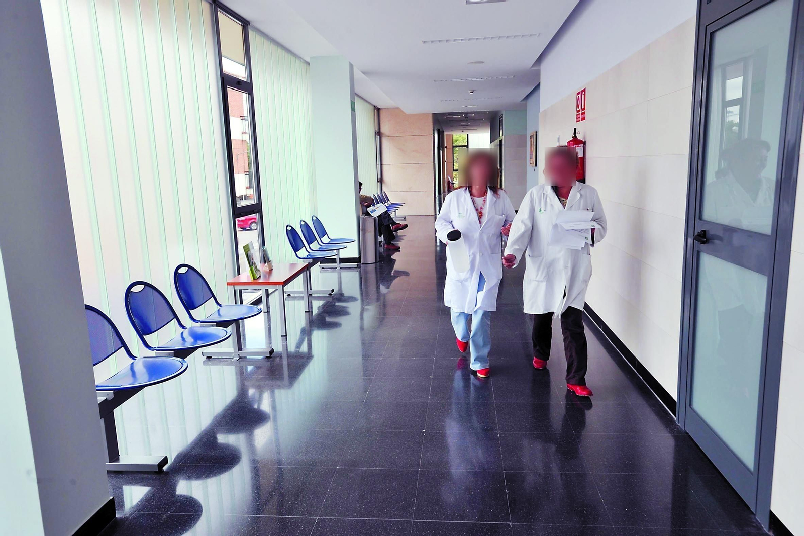 Dos trabajadores en los pasillos de un centro sanitario en una imagen de archivo.