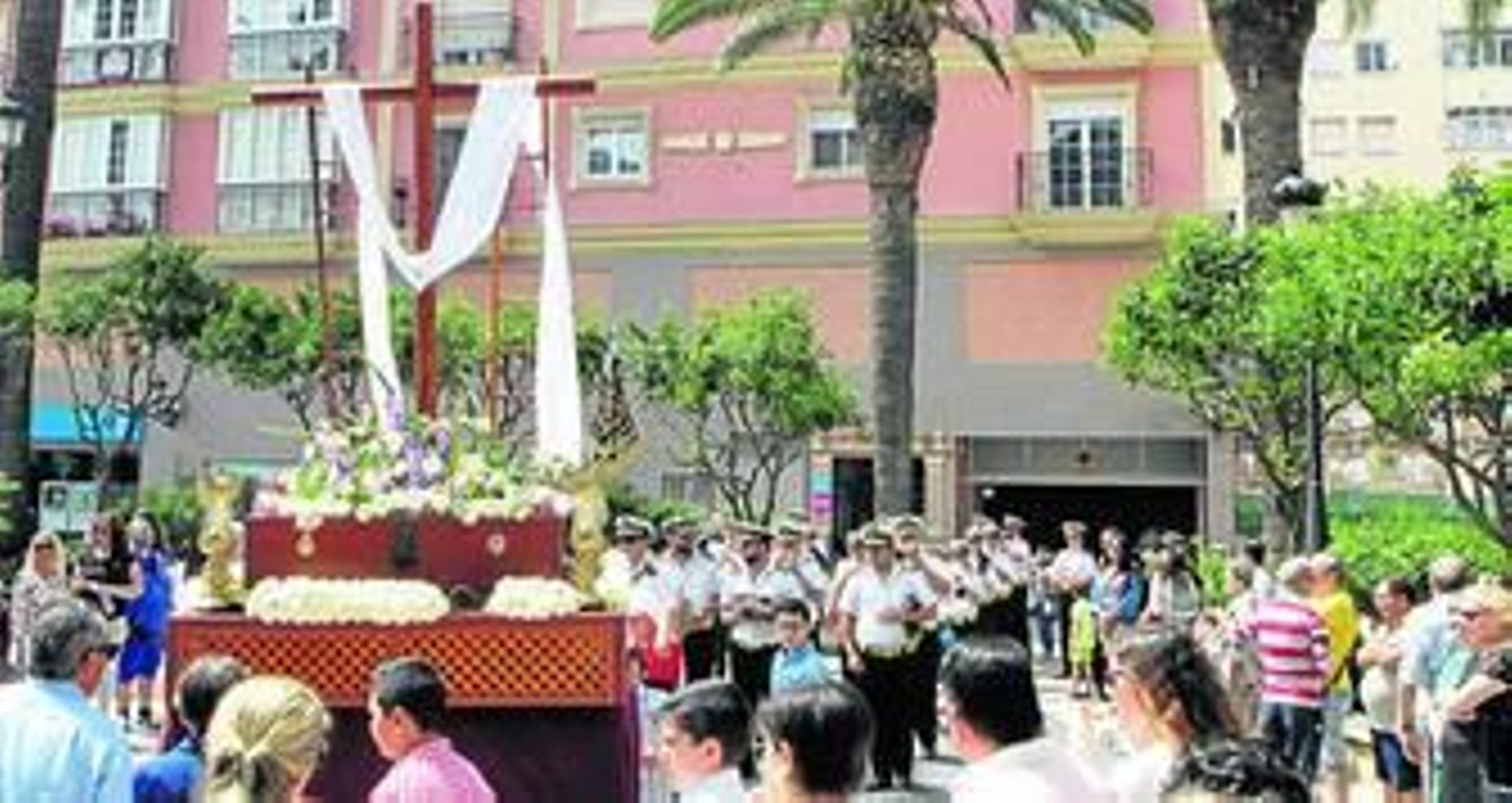 La Cruz de Mayo del colegio Salesianos en una plaza de La Línea, ayer.