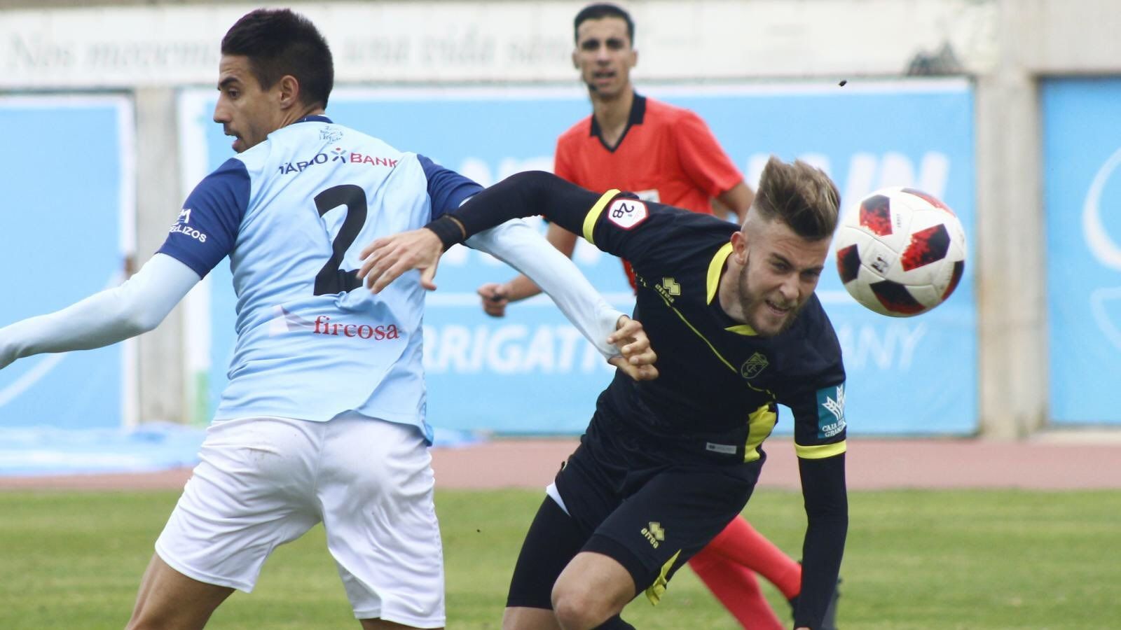 Nacho Buil forcejea con un jugador de El Ejido
