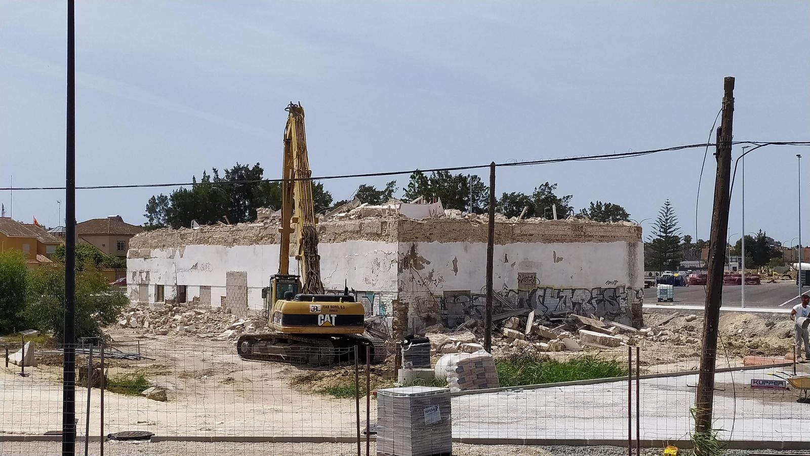 Trabajos para la demolición del último edificio de Janer.