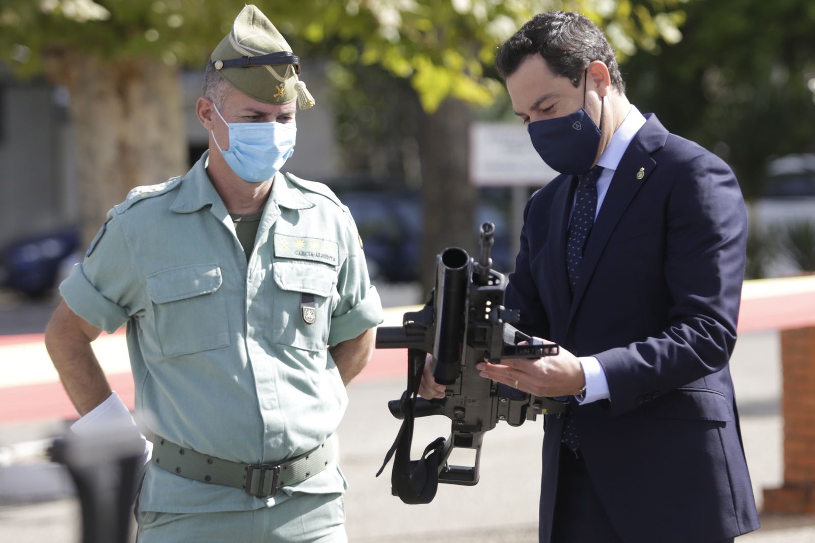 Fotos de la visita de Juanma Moreno a la Legión en Ronda