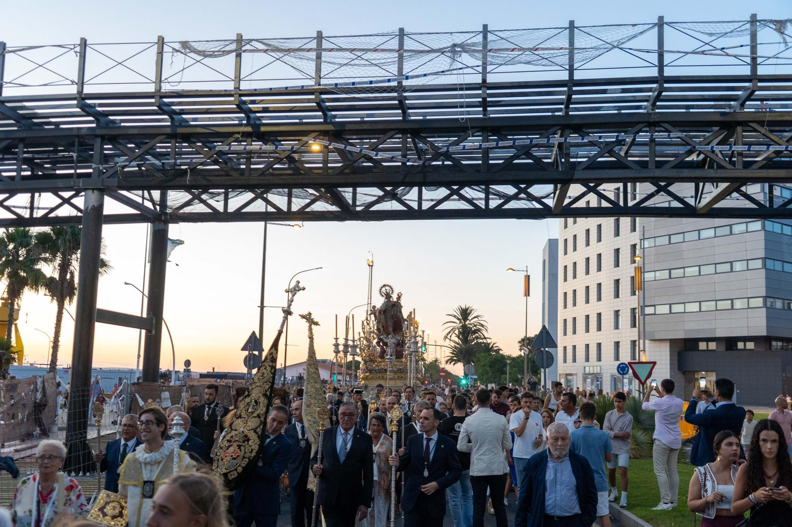 Imágenes de la procesión La Virgen del Carmen por las calles de Huelva