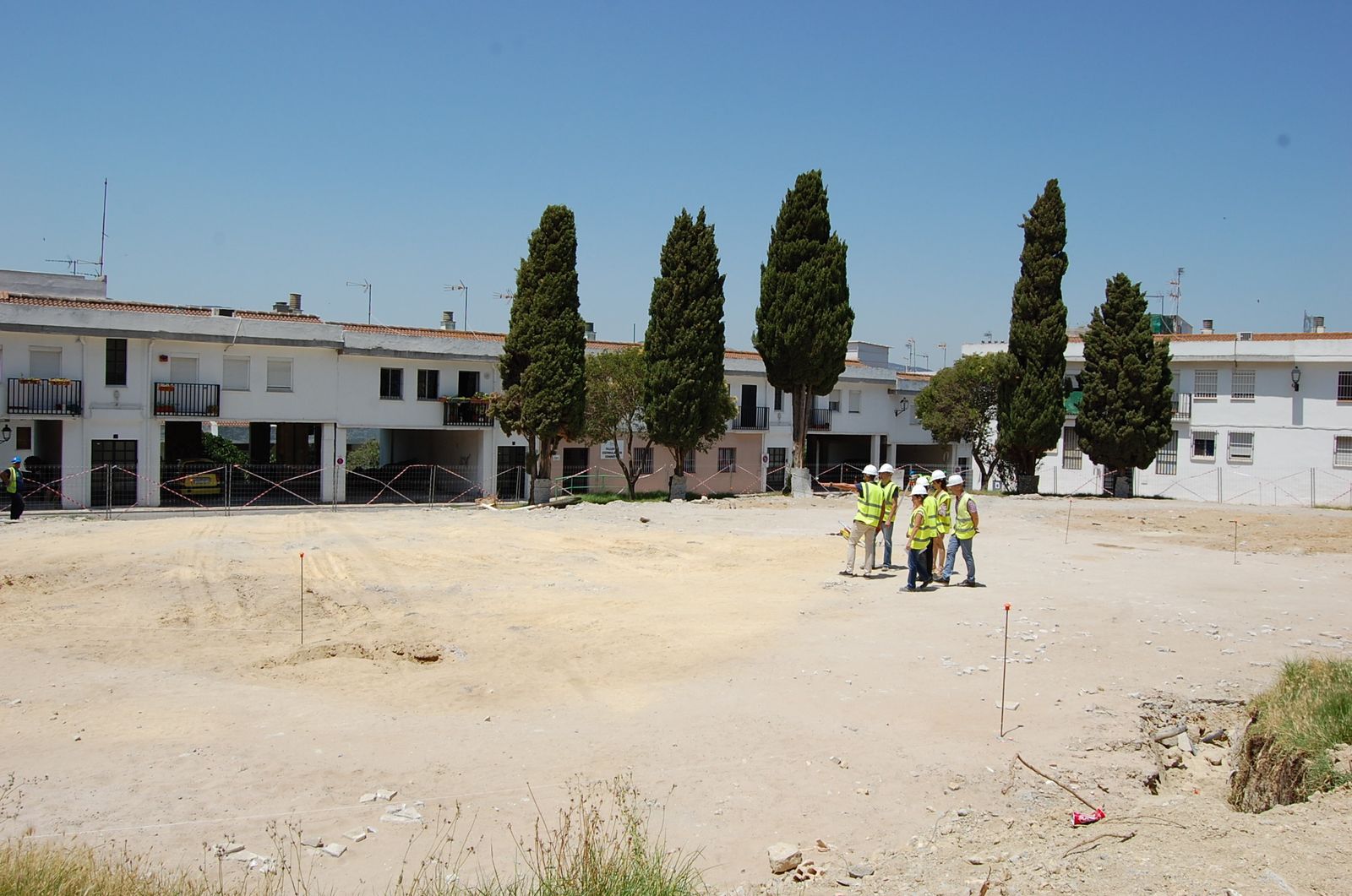 Parte del equipo de gobierno y técnicos municipales visitaron la plaza, ahora en reformas.