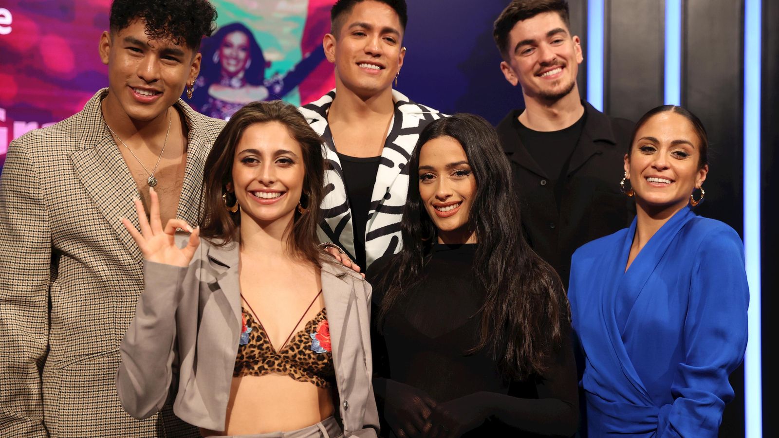 La artista, con su grupo de bailarines  en Eurovisión.