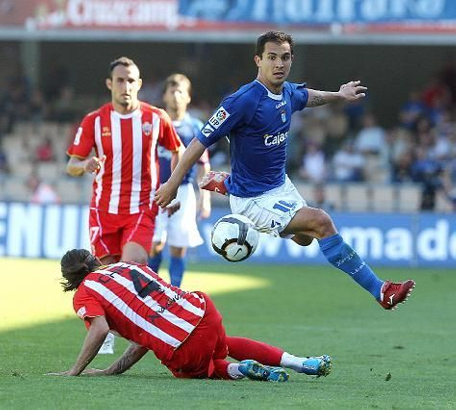 Armenteros salta sobre Chico. 

Foto: Miguel Angel Gonzalez