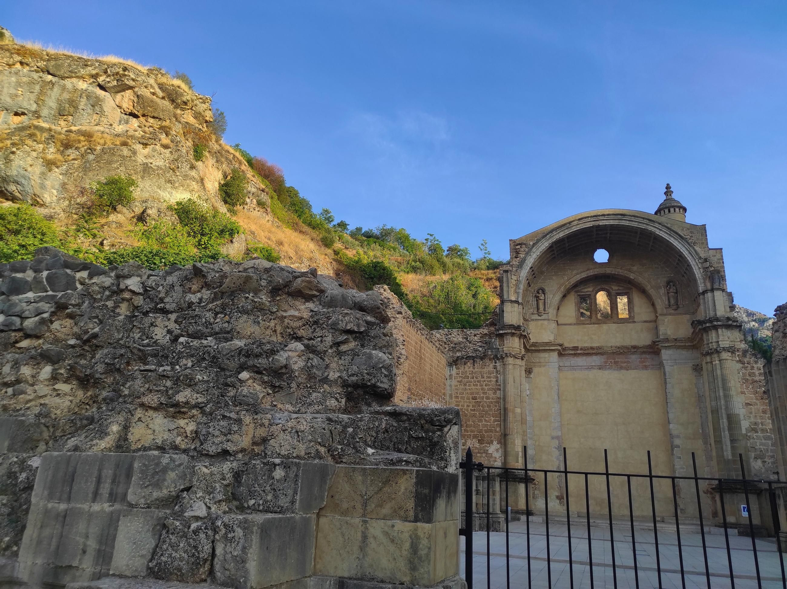 Las ruinas se funden con el paisaje rocoso de la Sierra de Cazorla, creando una estampa inolvidable.