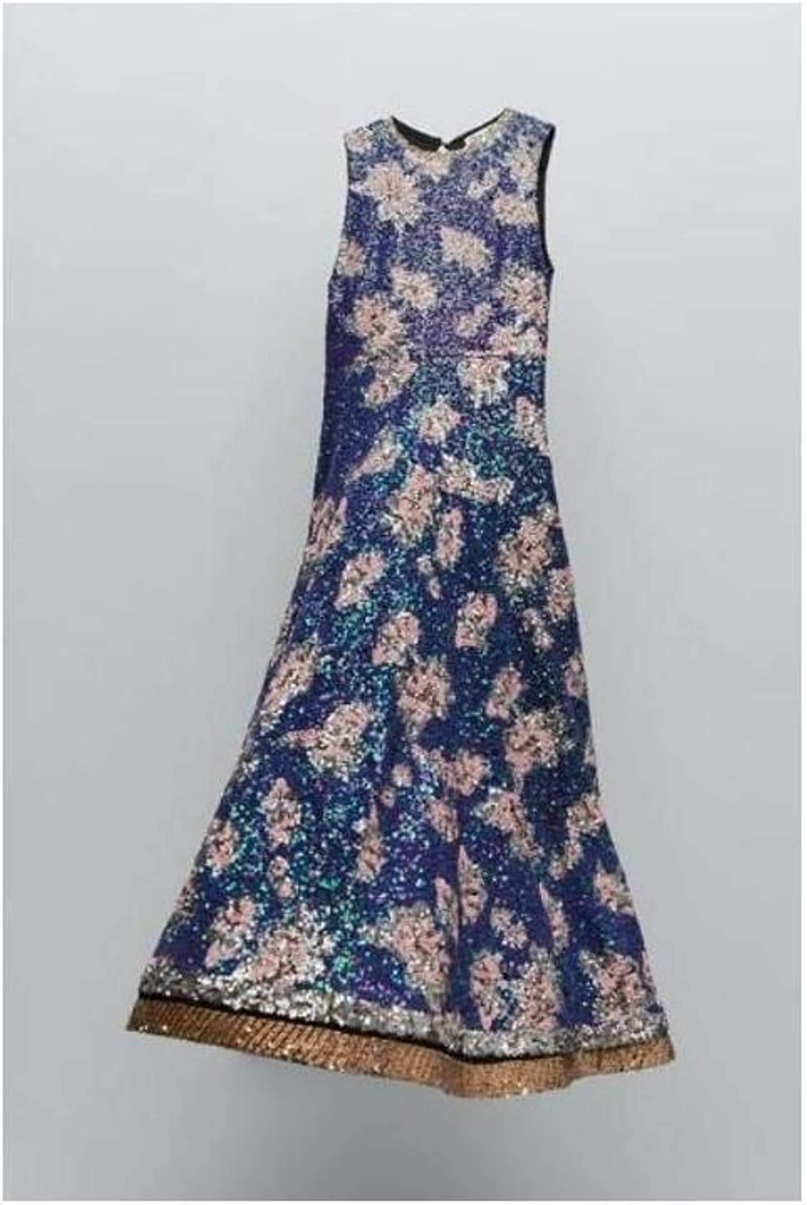 Con el protagonismo de las lentejuelas, el vestido tiene un corte sencillo con falda evasé.