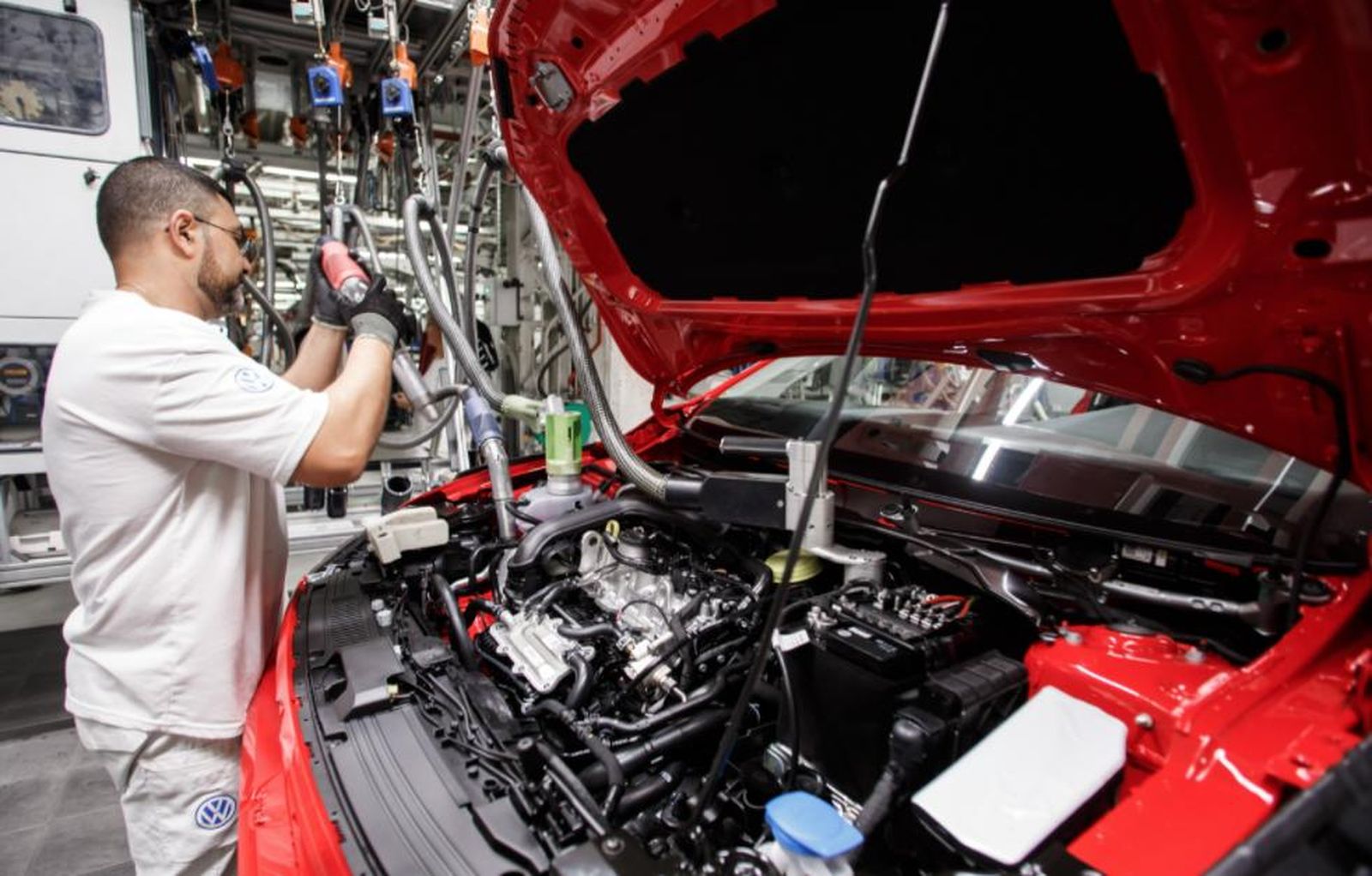 Un trabajador en plena faena dentro del taller de montaje