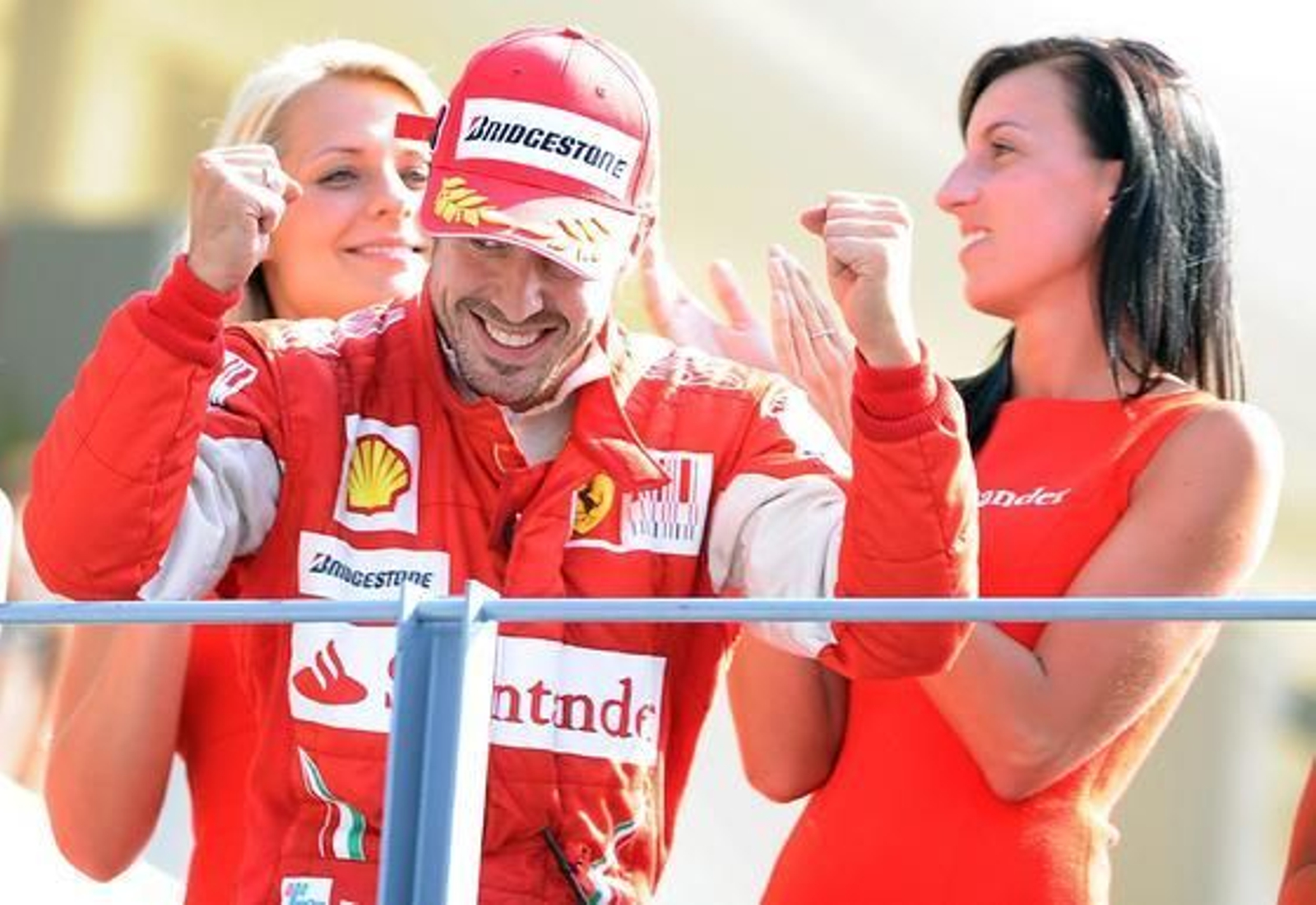 Fernando Alonso refuerza su candidatura al Mundial tras ganar en Monza. / EFE