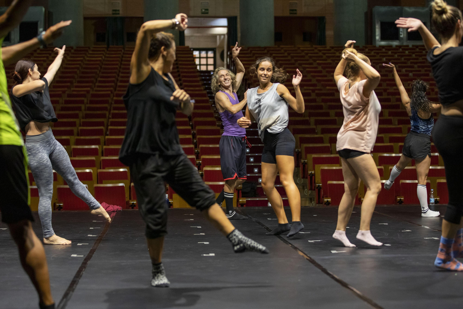 El coreógrafo Fernando Hurtado con los alumnos en el taller de danza.