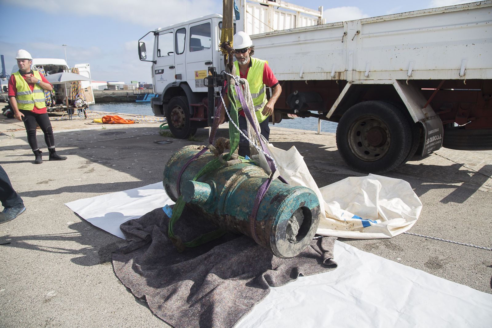 El obús encontrado en el Puerto de Cádiz.