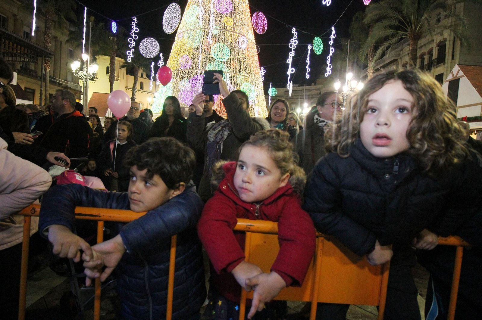 Pepe El Marismeño y el Coro de Emigrantes ponen voz al Cuentacuentos de Huelva Información, en imágenes