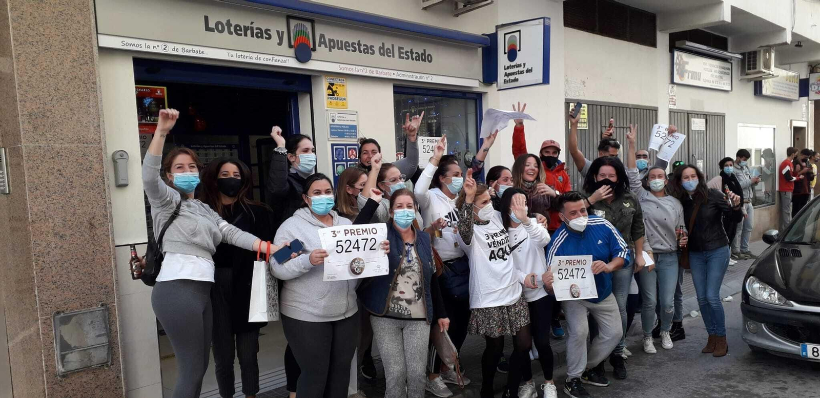 Varios clientes y vecinos de la Administración que ha vendido el tercer premio.