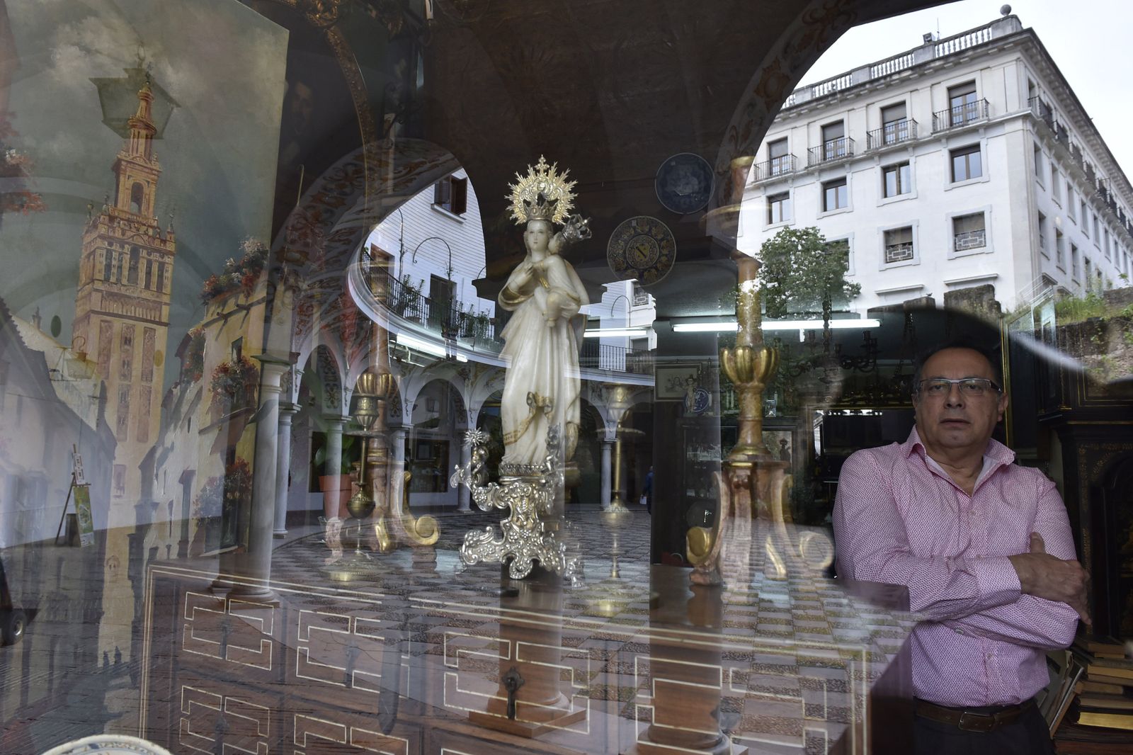 Antonio Morales en el escaparate de Antigüedades Lola Ortega, en la plaza del Cabildo.