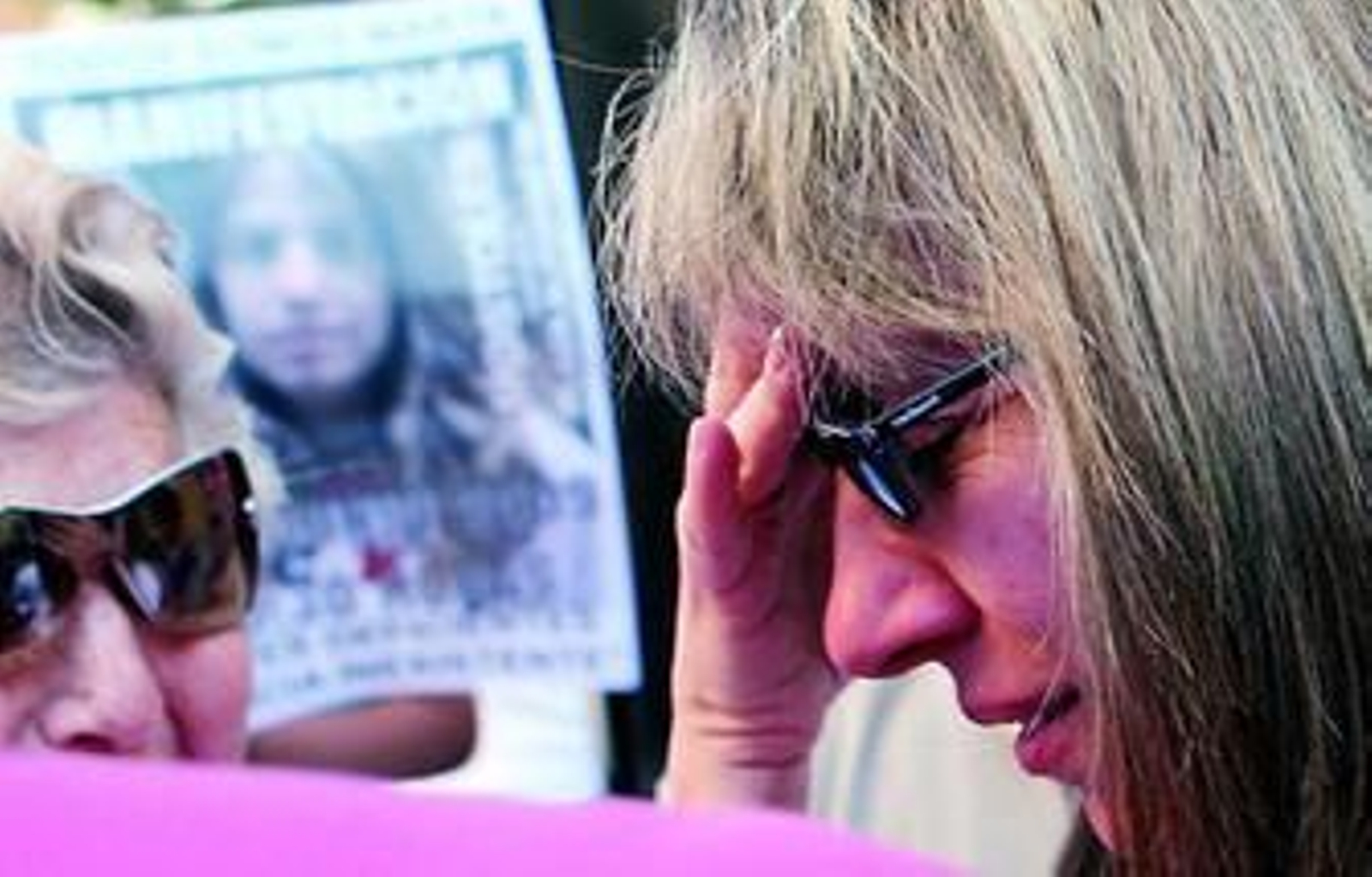 Eva Casanueva llora durante la manifestación celebrada ayer por la tarde en Tartessos.