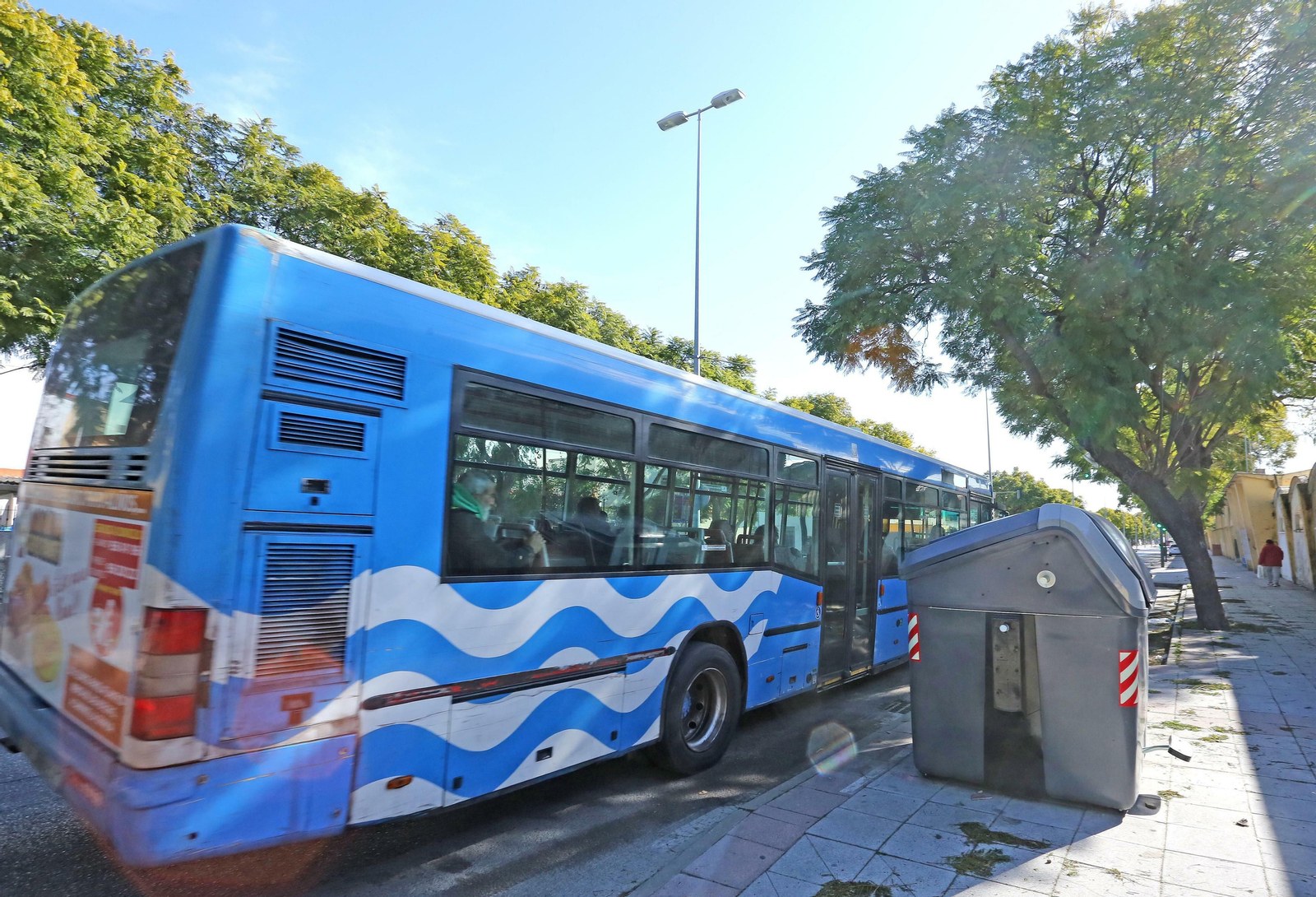 Un autobús recorre la Zona Sur de la ciudad el pasado lunes.