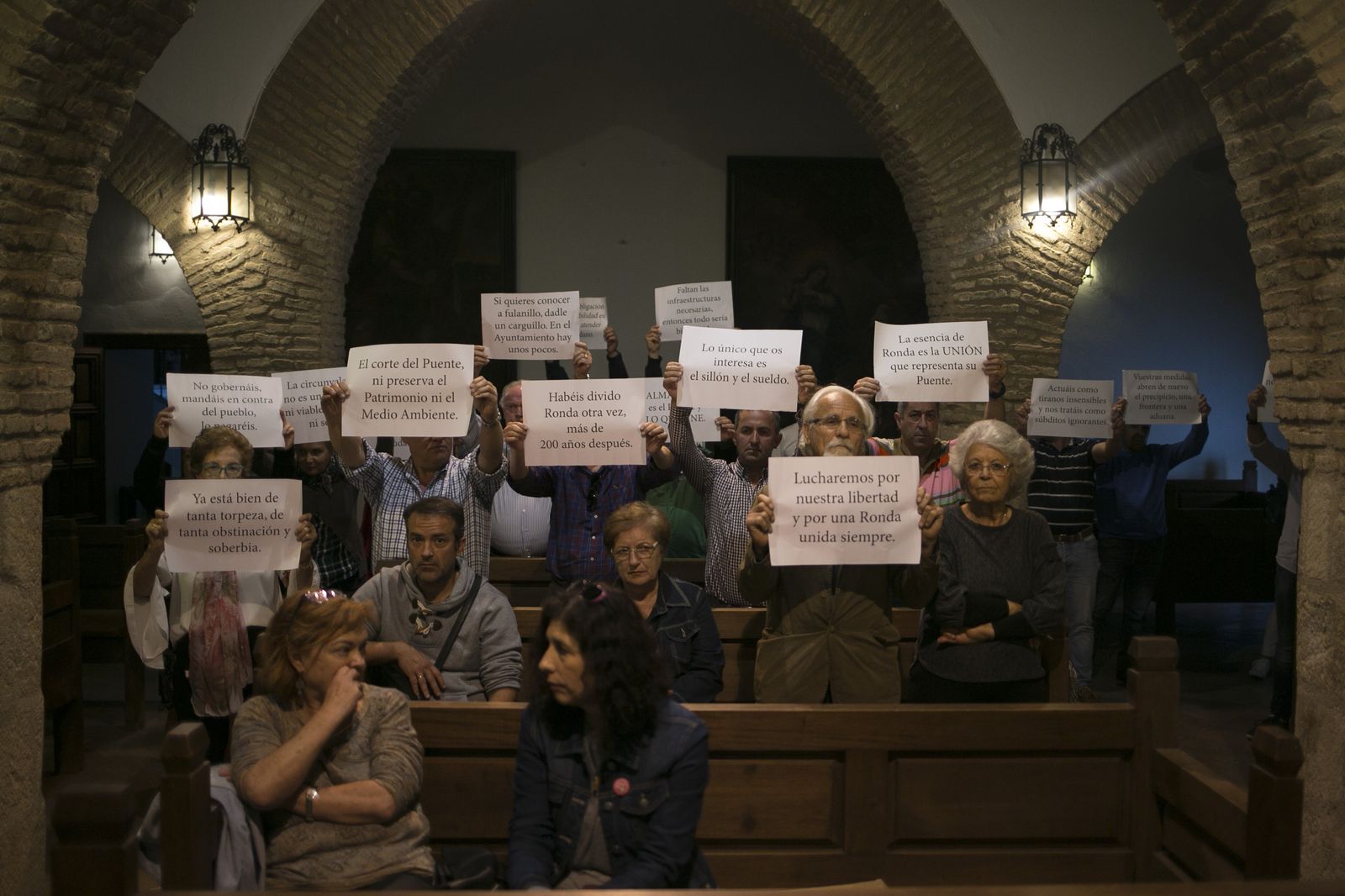 Protesta de vecinos en el Pleno contra la regulación del Puente Nuevo.
